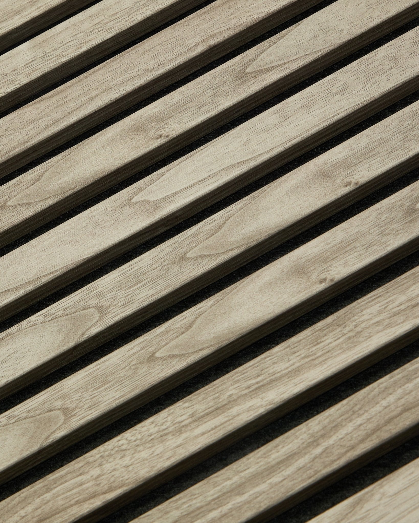 WoodUpp Akupanel Essential in Weathered Rovere (240x60 cm) con venatura del legno visibile e doghe vertical equidistanti su un supporto in feltro acustico scuro.