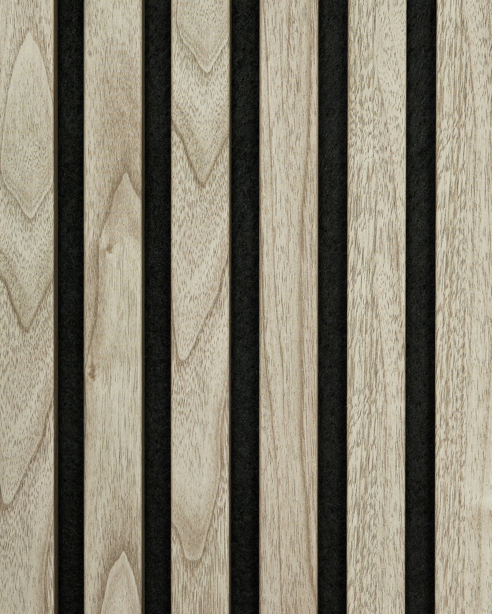 Primo piano del campione Akupanel Pannello acustico in Weathered Rovere di WoodUpp, che mostra doghe in legno vertical con venature naturali in uno stile nordico e minimalista.