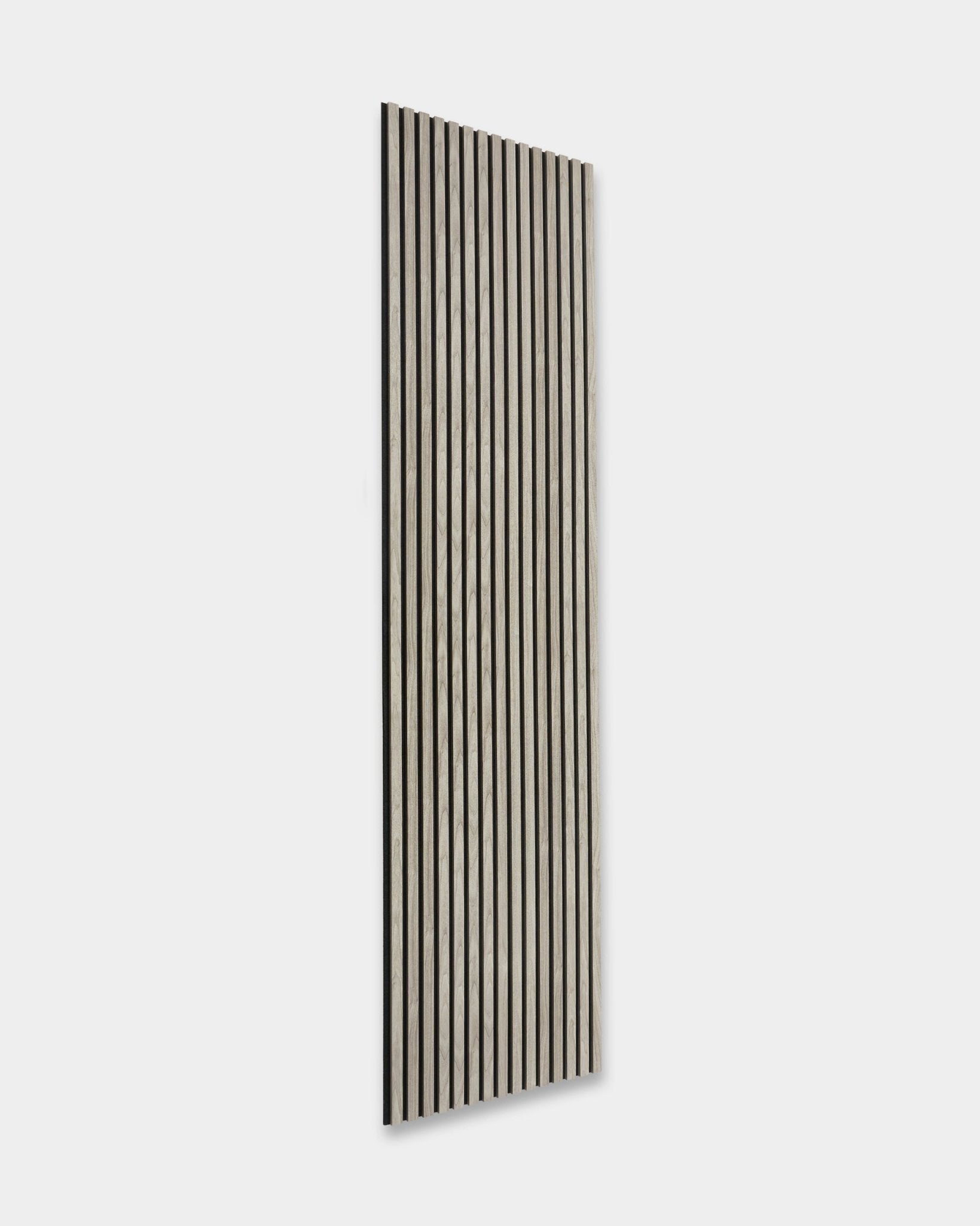 WoodUpp Essential Akupanel in Weathered Rovere, 240x60 cm, Nordic Pannello acustico con doghe vertical black su fondo grigio chiaro, mostrato su sfondo bianco.