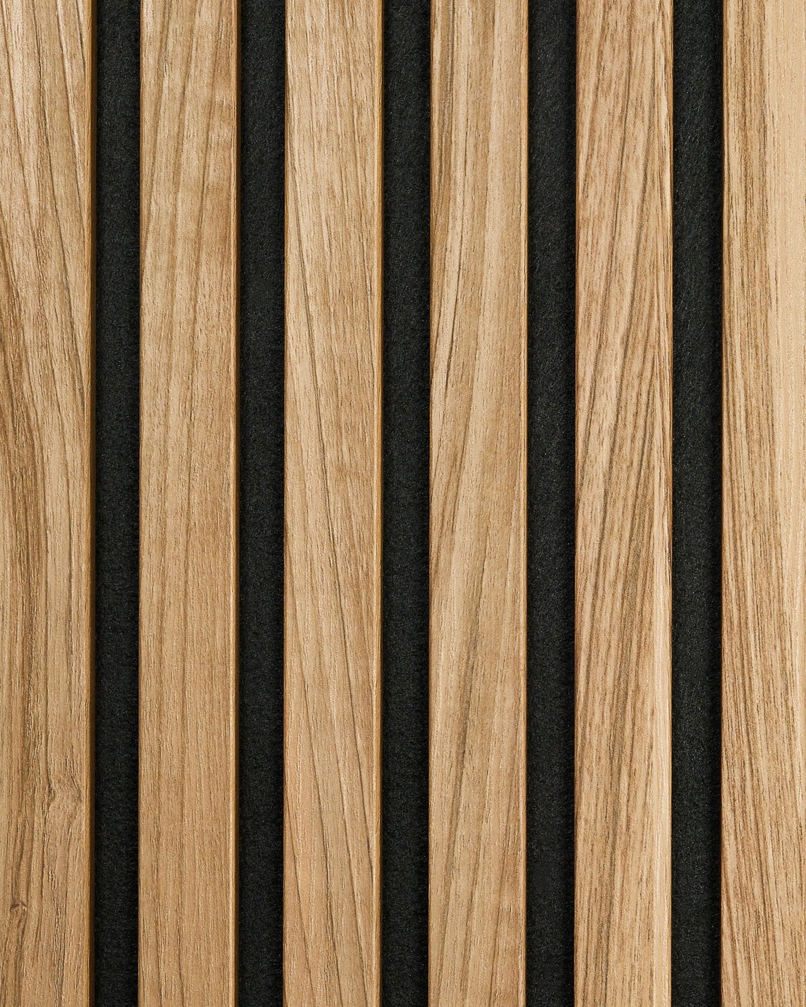 Essential | Sample / English Walnut di WoodUpp presenta listelli vertical Pannello acustico in noce naturale con spazi black per un effetto moderno e minimalista.