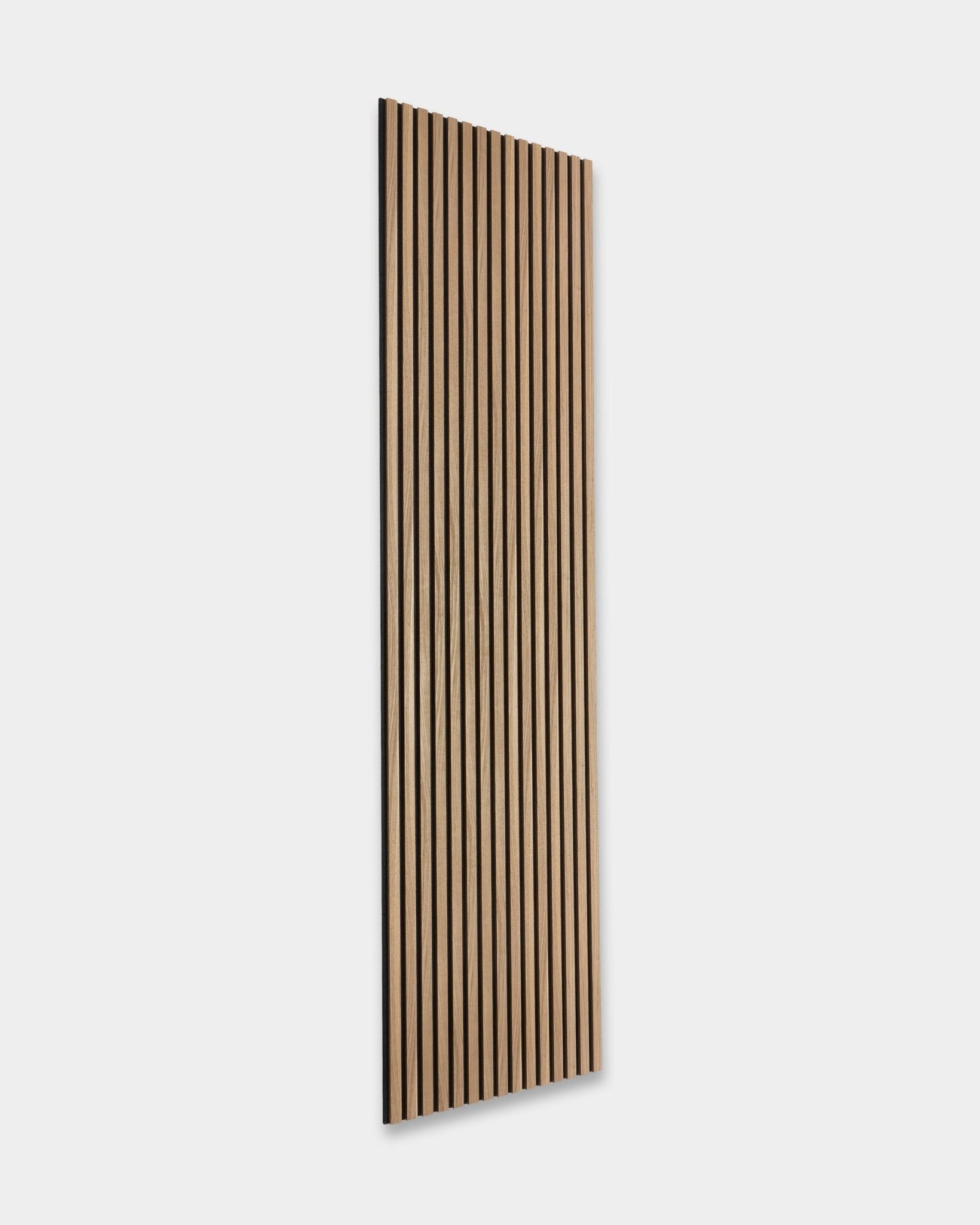 WoodUpp Essential Akupanel in English Walnut, 240 x 60 cm, presenta vertical doghe in legno su uno sfondo semplice grigio chiaro. Design nordico di pannello acustico in legno.