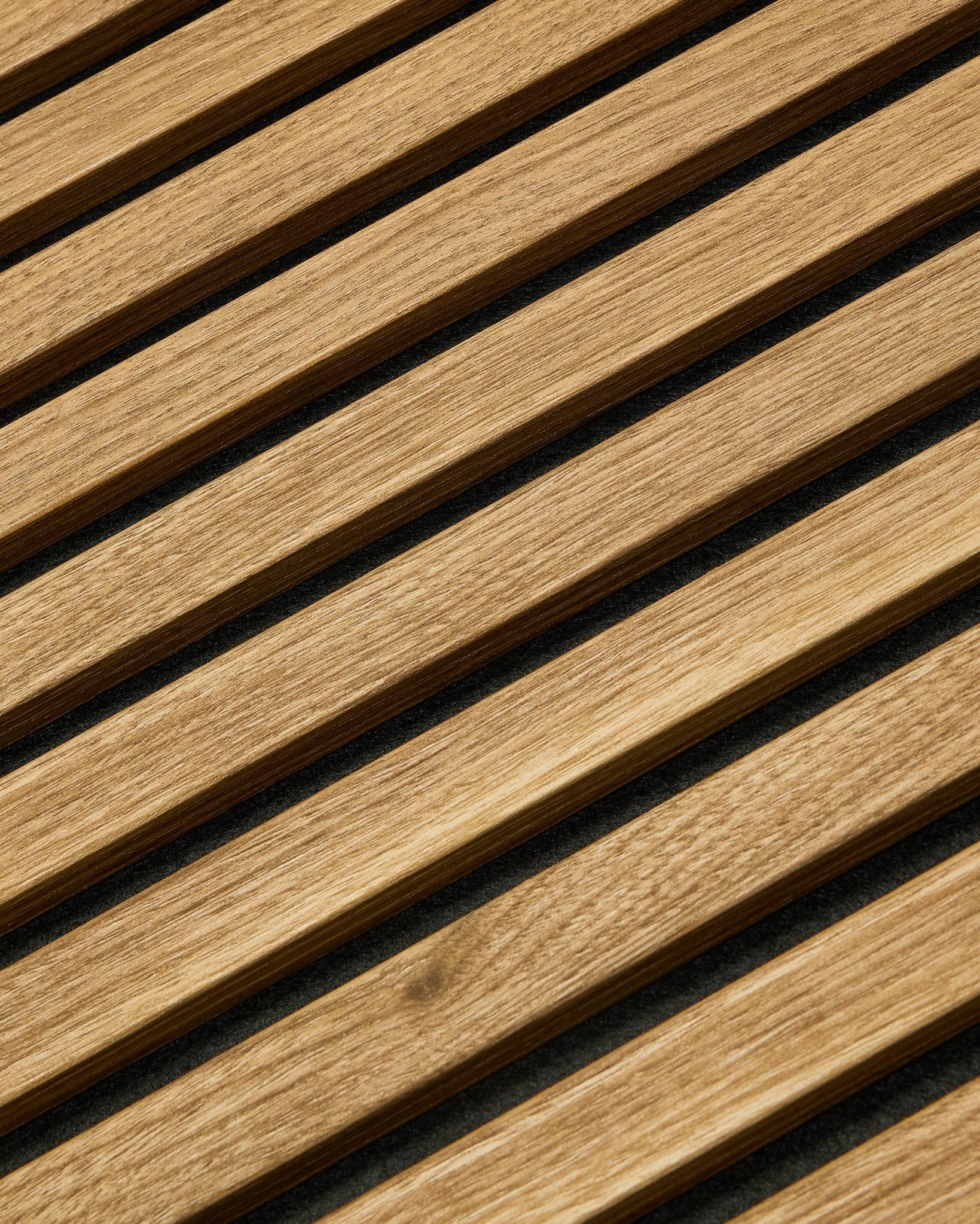 Essential Akupanel Pannello acustico in inglese Rovere di WoodUpp, 240 x 60 cm, con doghe diagonali equidistanti su sfondo scuro.