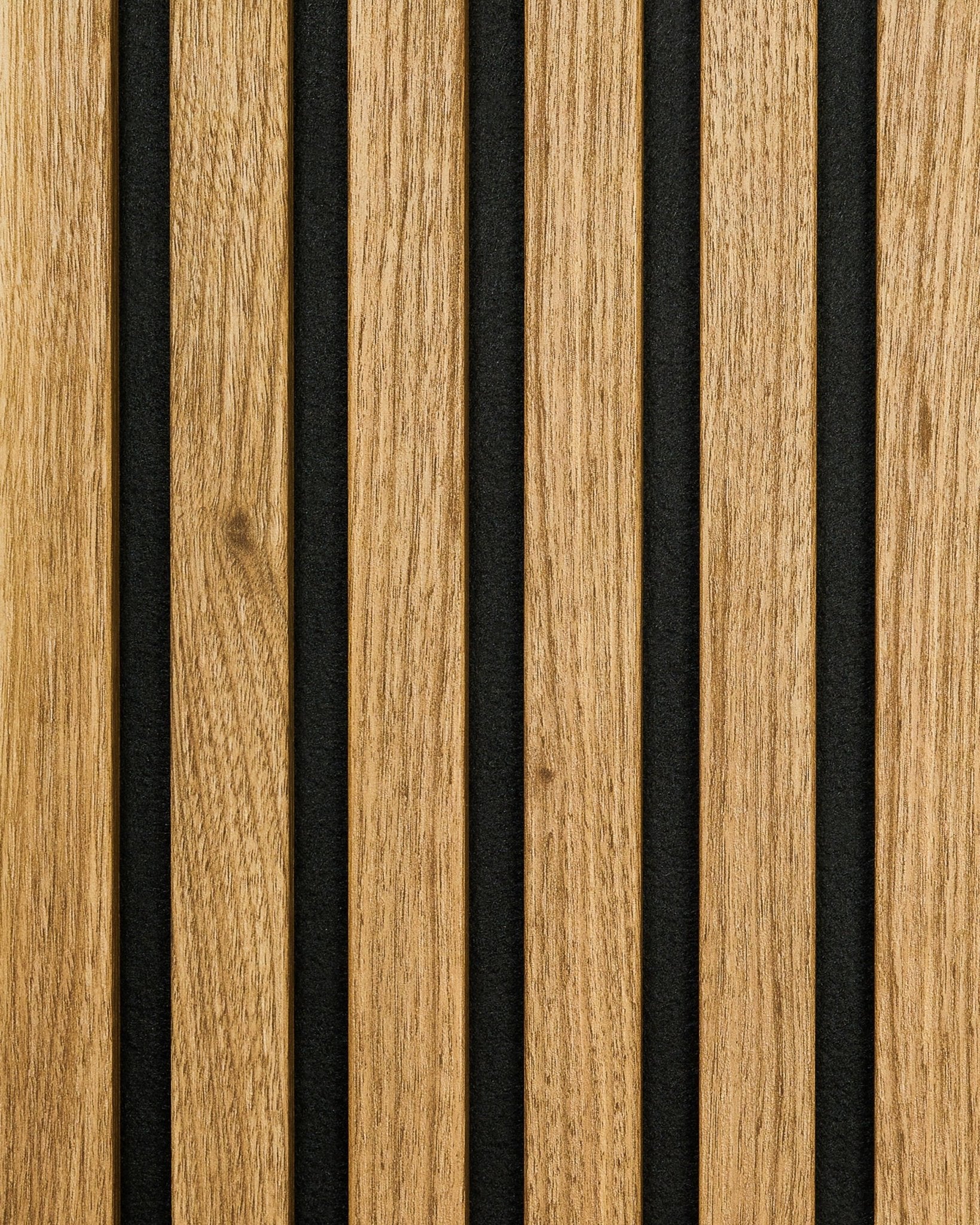Campione Akupanel in inglese Rovere di WoodUpp, con doghe in legno vertical, interspazi in feltro black e venatura natural wood ben visibile.