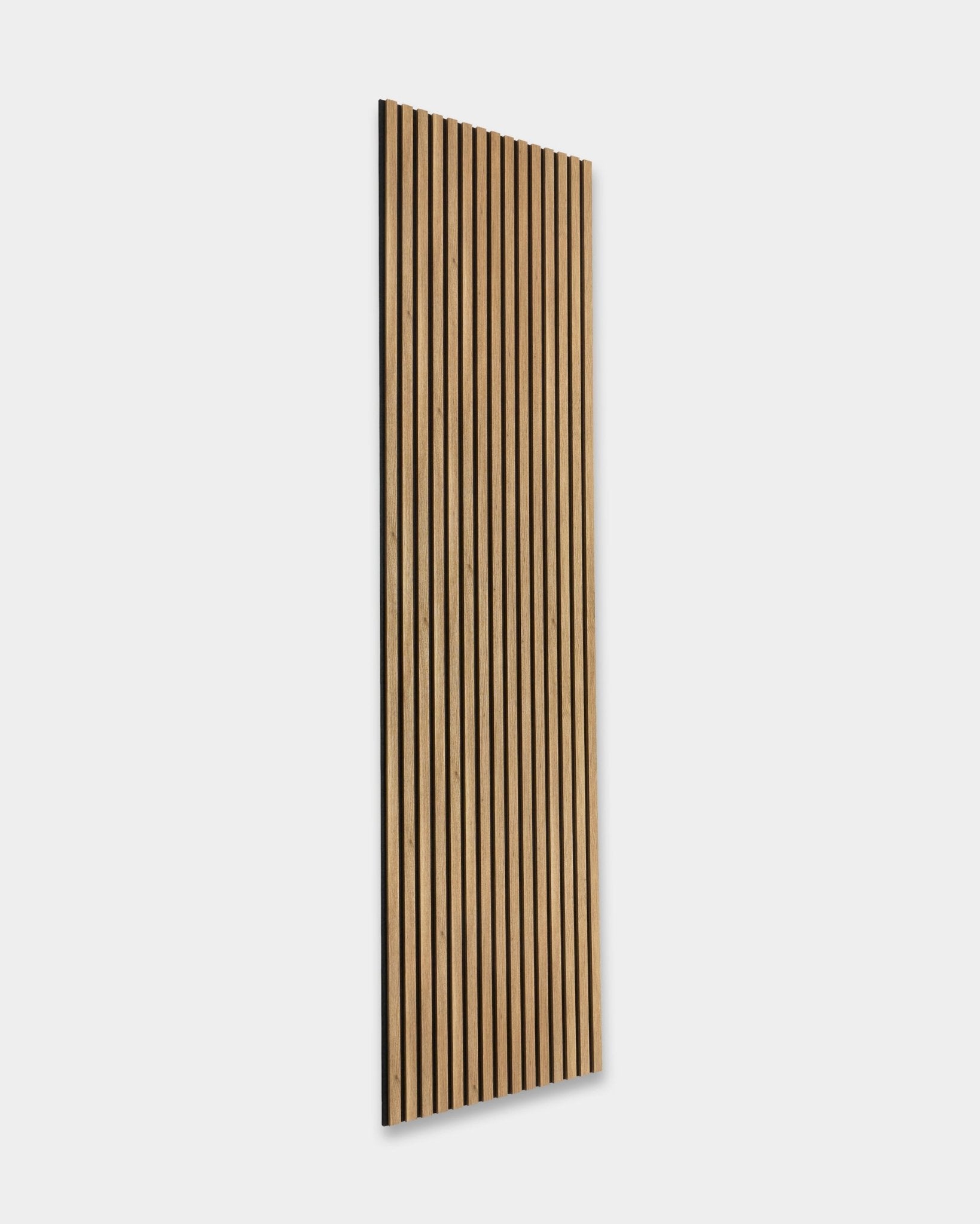 WoodUpp Essential Akupanel in inglese Rovere (240 x 60 cm) con doghe vertical e supporto chiaro, progettato per migliorare le prestazioni acustiche.