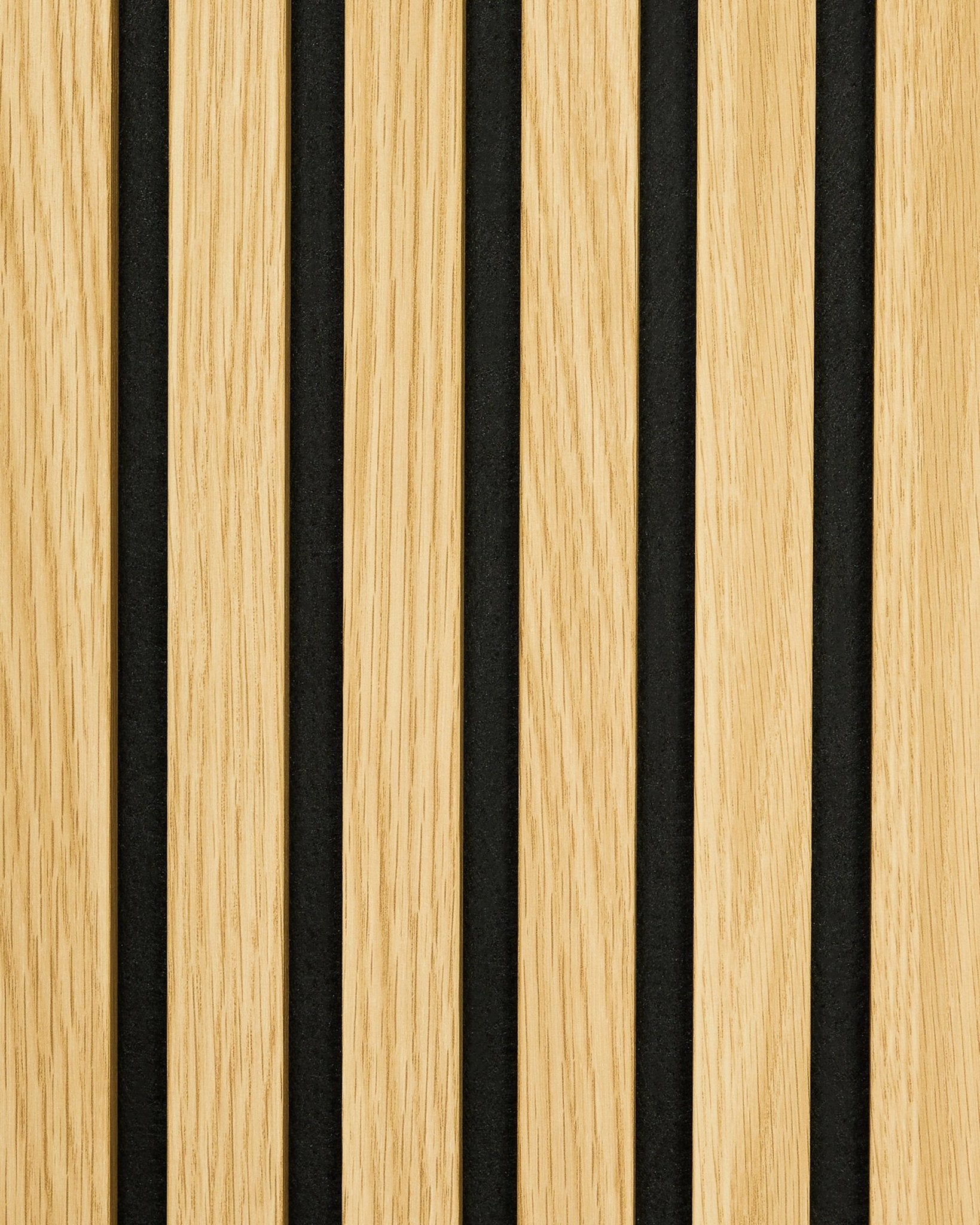 Campione Akupanel Pannello acustico in Southern Rovere, con doghe in legno chiaro vertical e spazi uniformi black per un aspetto a righe minimalista di ispirazione nordica.