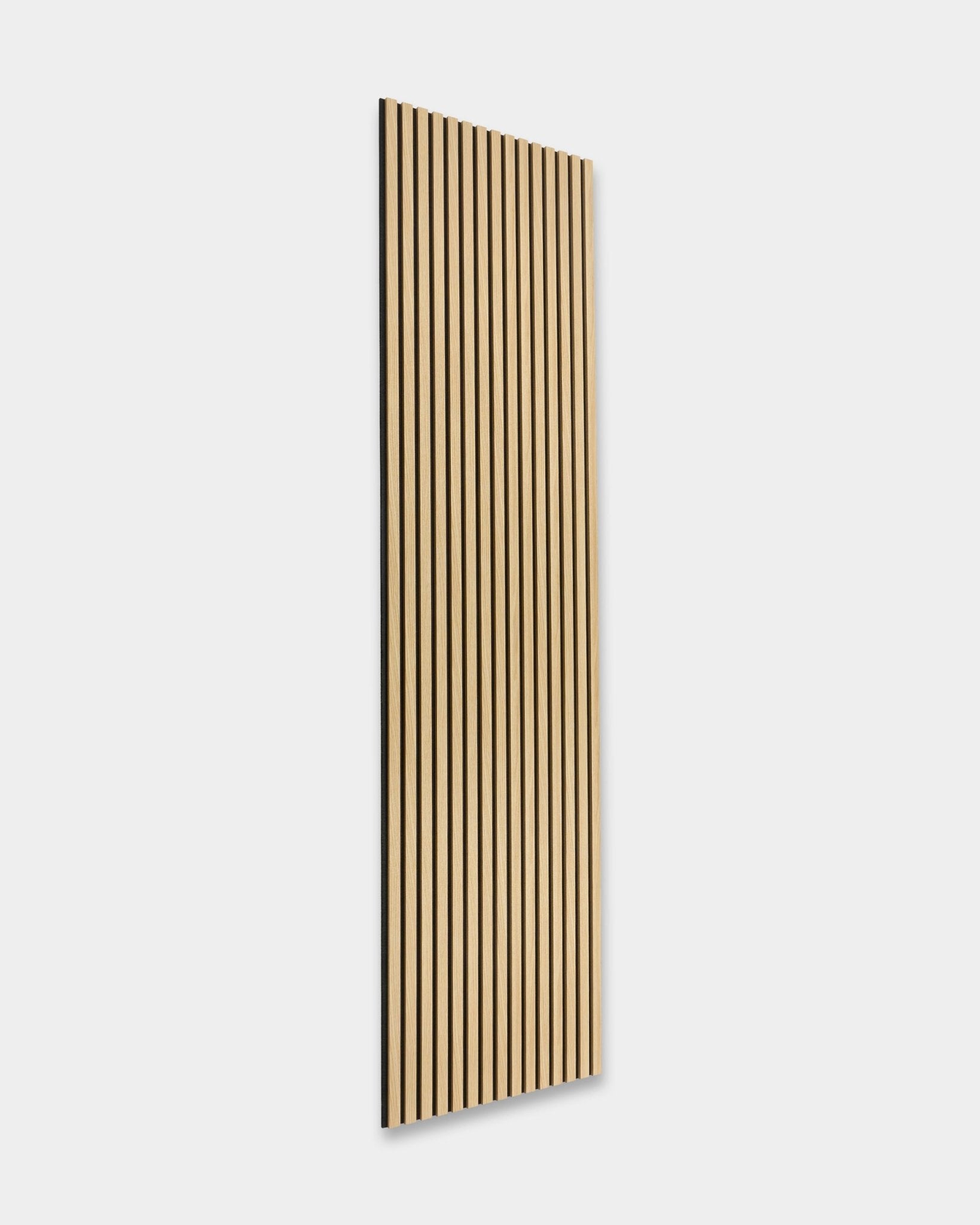 WoodUpp Akupanel The Essential in Southern Rovere, un Pannello acustico nordico da 240 x 60 cm con scanalature vertical black e design in legno a listelli.