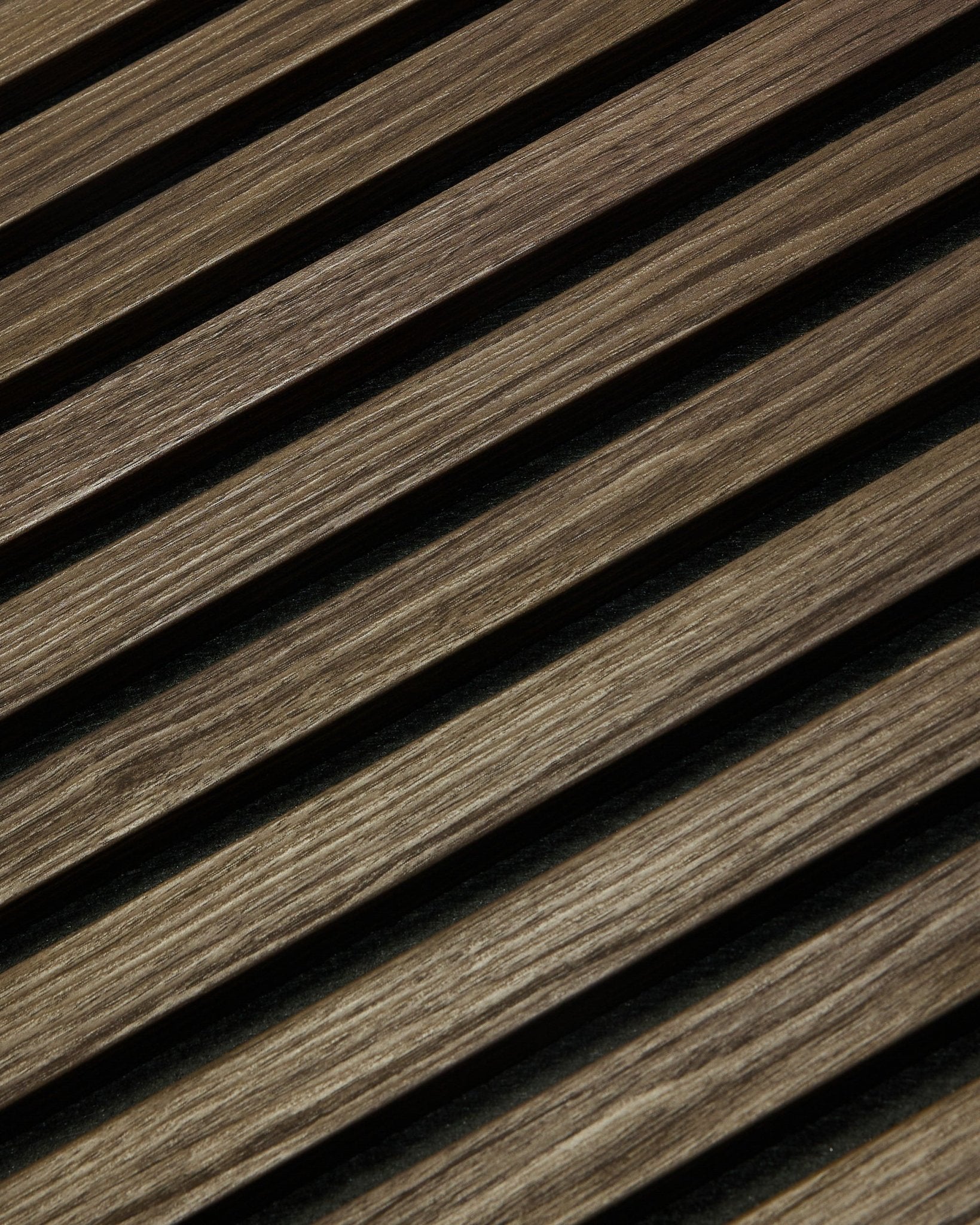 Primo piano di WoodUpp Essential Akupanel in Black Oak, 240 x 60 cm, con doghe in legno diagonali dalla venatura visibile, pensato per migliorare l’acustica.