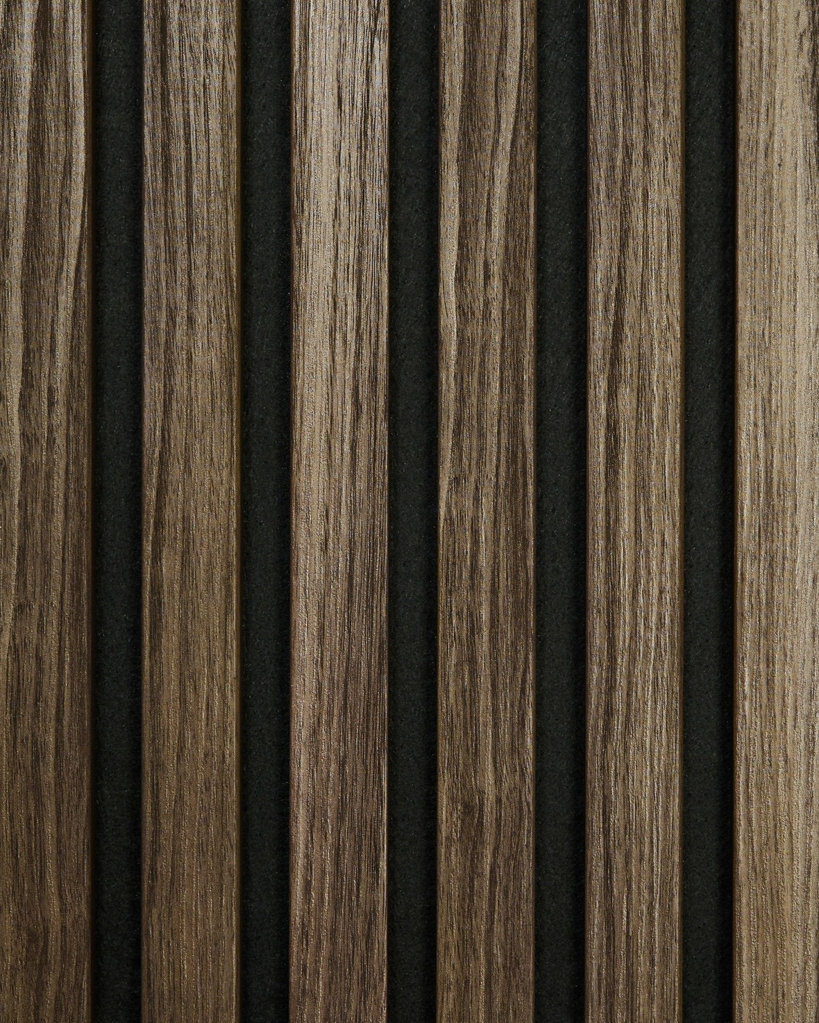 Il campione Akupanel in Black Oak di WoodUpp presenta vertical listelli in legno su uno sfondo scuro, mettendo in risalto le venature del legno in uno stile minimalista nordico.