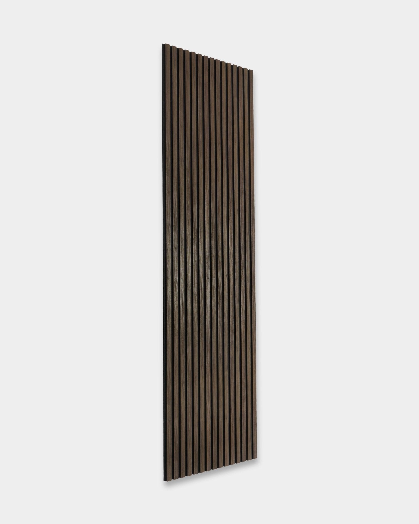 WoodUpp Essential Akupanel in Black Oak, 240x60 cm Pannello acustico con doghe in legno vertical, progettato per l’assorbimento acustico e un’estetica nordica moderna.