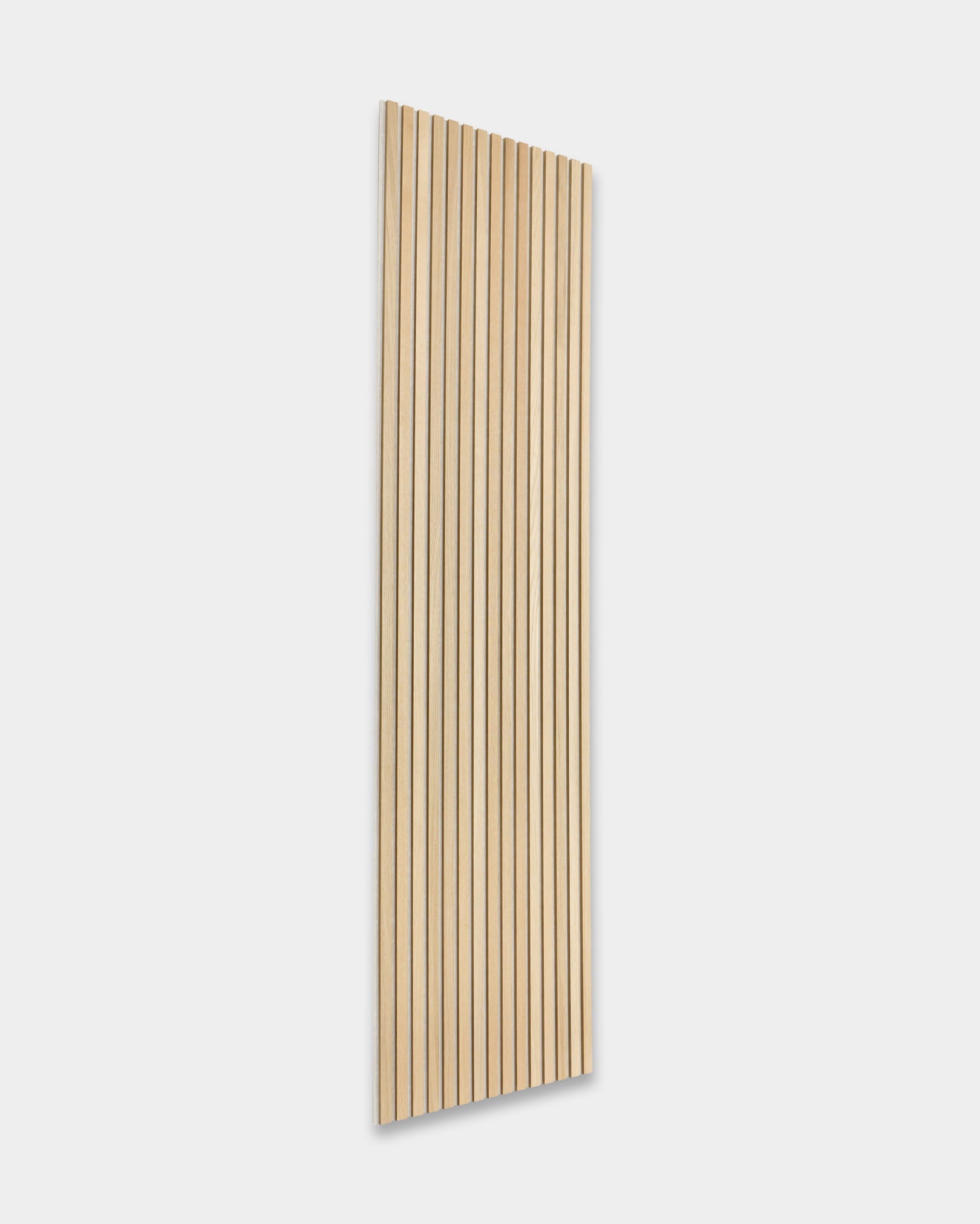 Pannelli acustici rettangolari in legno WoodUpp Akupanel, con doghe vertical equidistanti, mostrati su uno sfondo bianco uniforme.