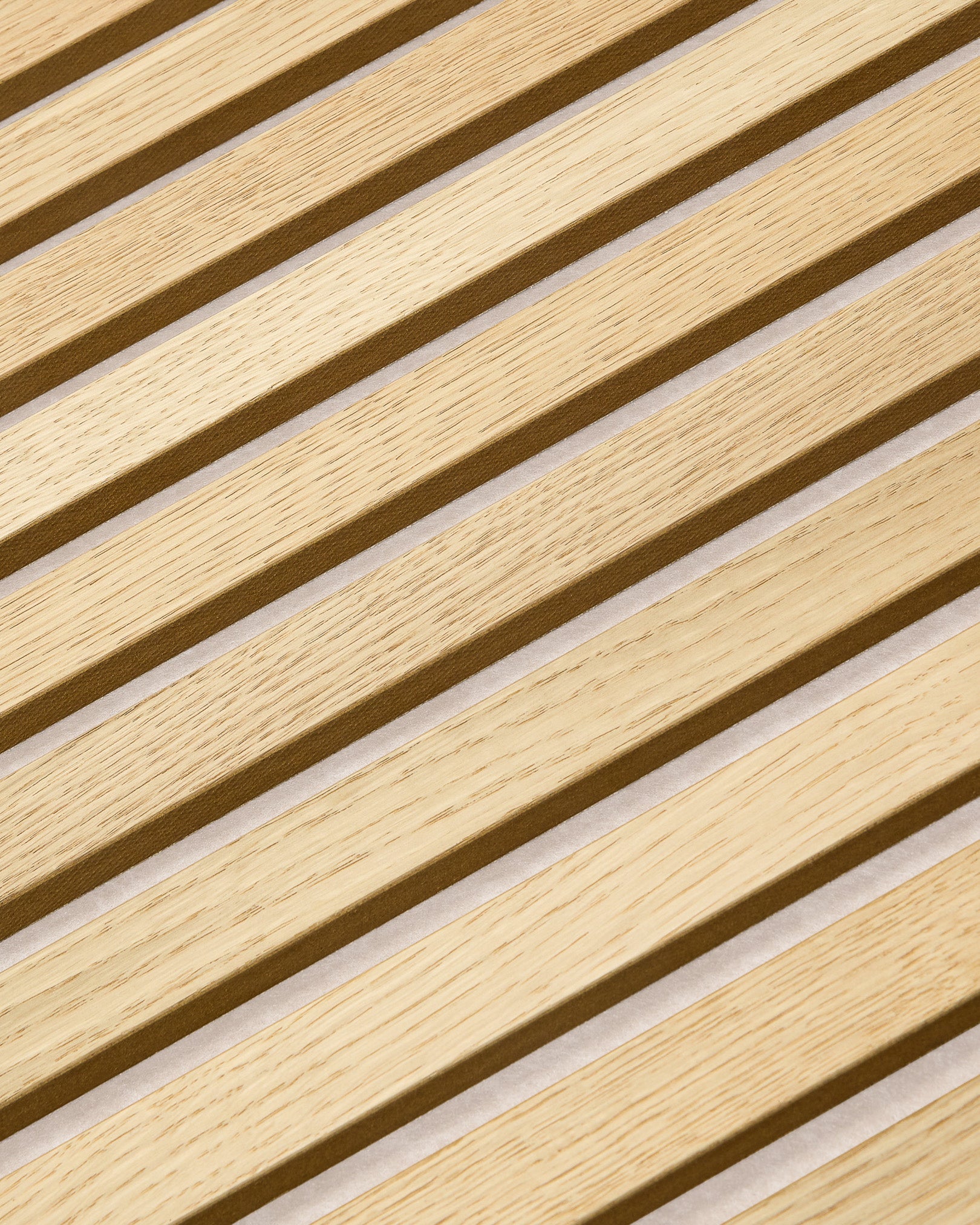 Primo piano di WoodUpp Akupanel Pannello acustico in Classic Rovere con feltro beige chiaro, 240x60 cm, con texture nordica in legno a doghe e design fonoassorbente.