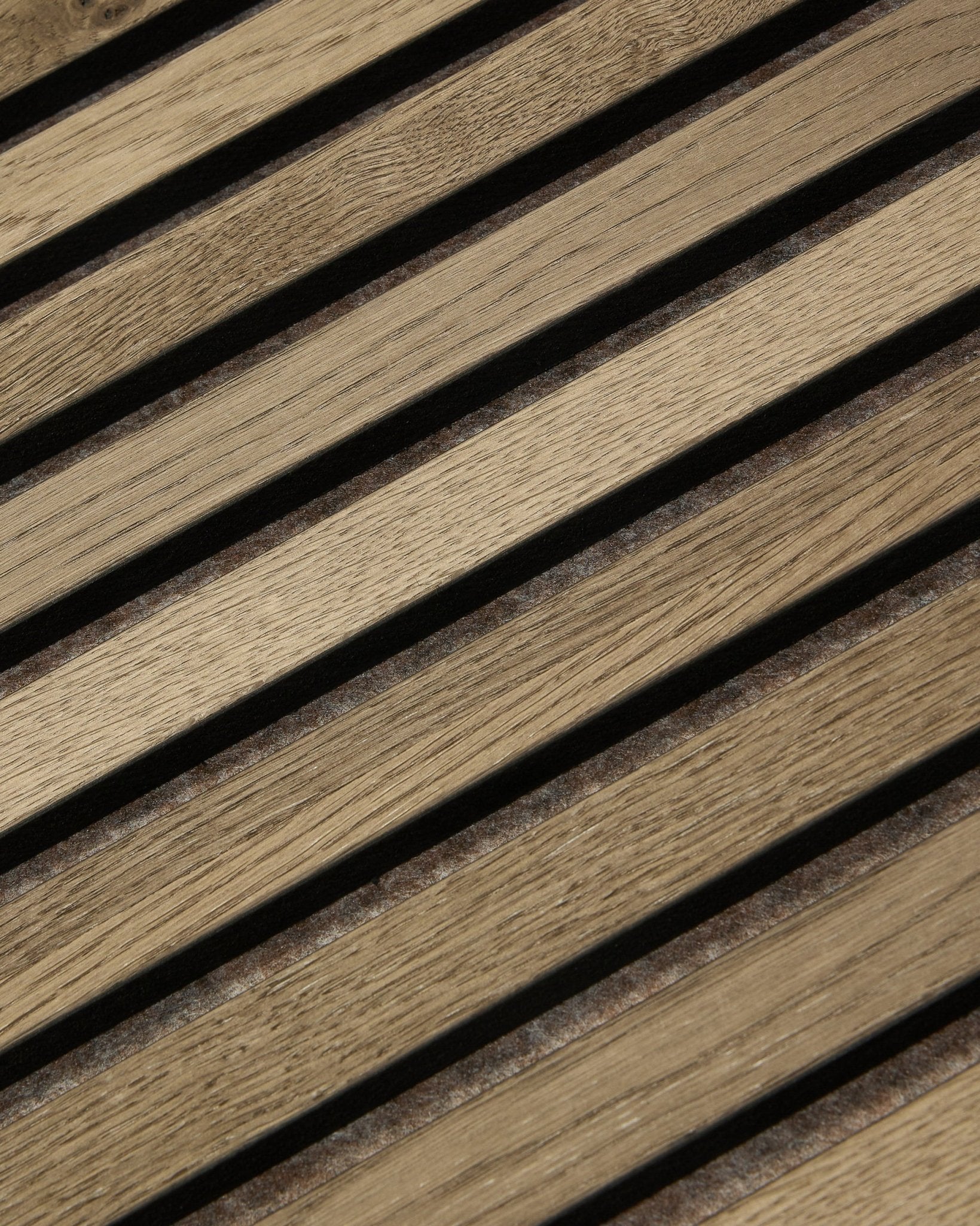 Primo piano di WoodUpp Tonal Akupanel Pannello acustico in Grey Oak (240x60 cm), che mostra doghe diagonali equidistanti con venatura natural oak e design nordico.