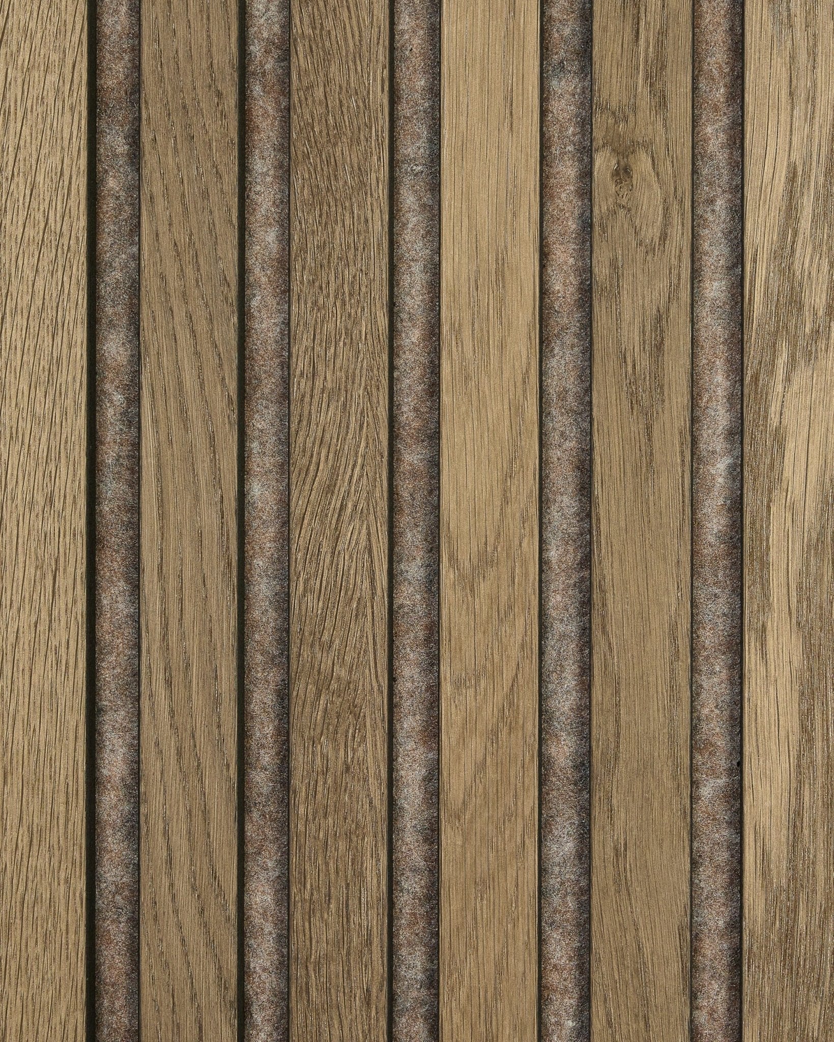 Campione WoodUpp Akupanel in Grey Oak, con pannelli acustici in legno vertical con venatura naturale, finitura brown materica e strisce di feltro scuro tra i listelli.
