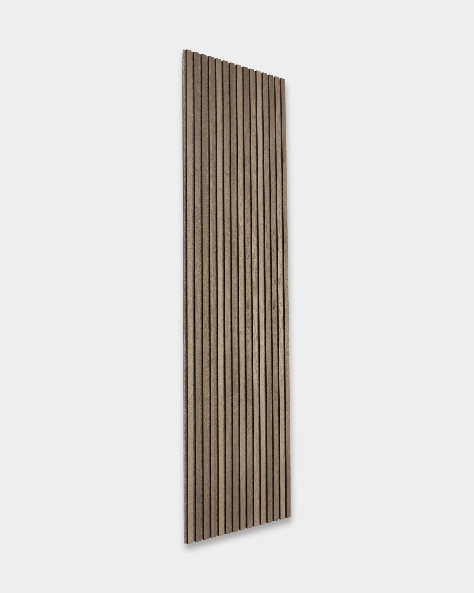 WoodUpp Tonal Akupanel in Grey Oak (240x60 cm) è un Pannello acustico nordico con listelli natural wood scuri e chiari alternati su un supporto grigio chiaro.