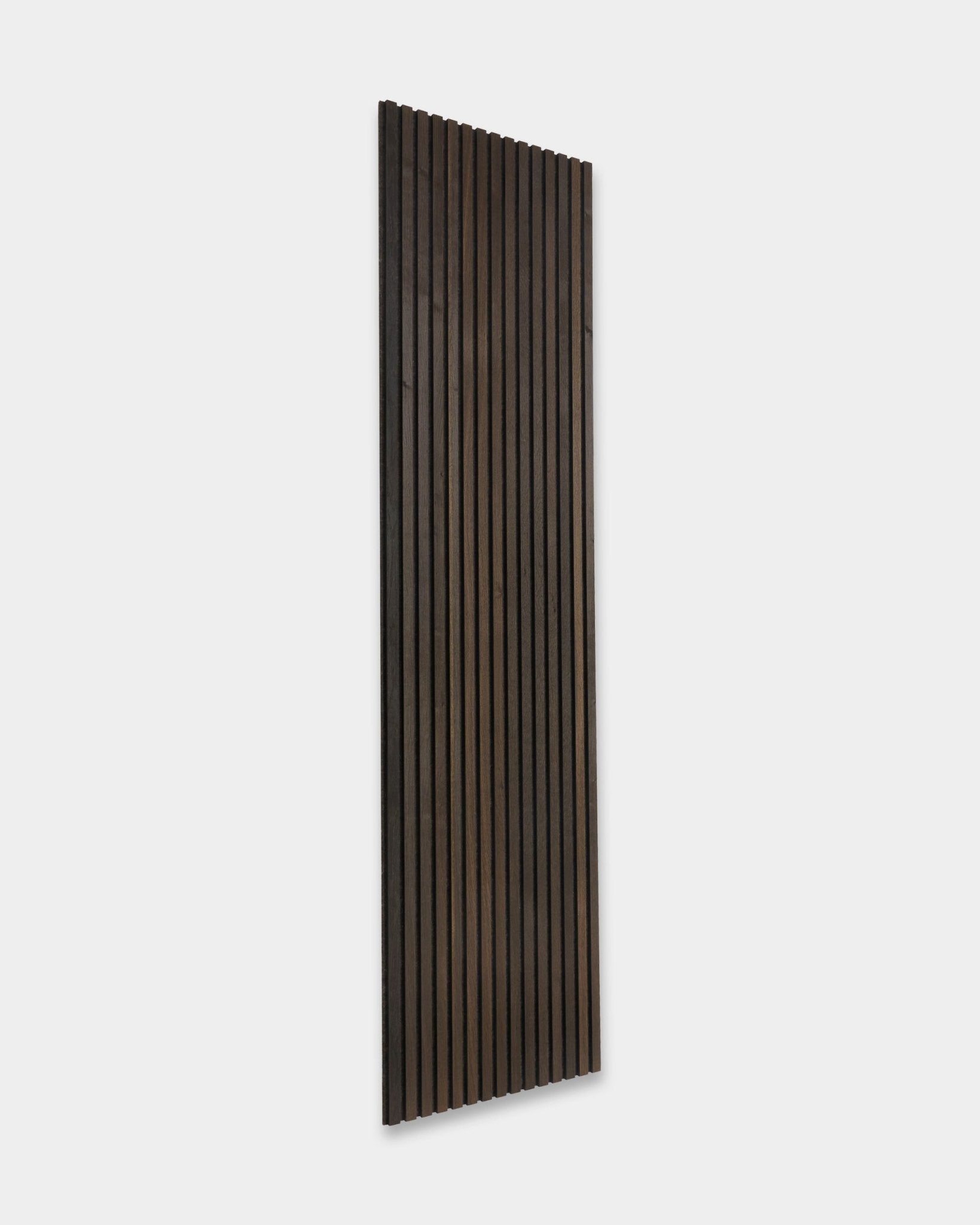 Tonal Akupanel Pannello acustico di WoodUpp con doghe vertical smoked oak in design nordico, 240 x 60 cm, su sfondo grigio chiaro.