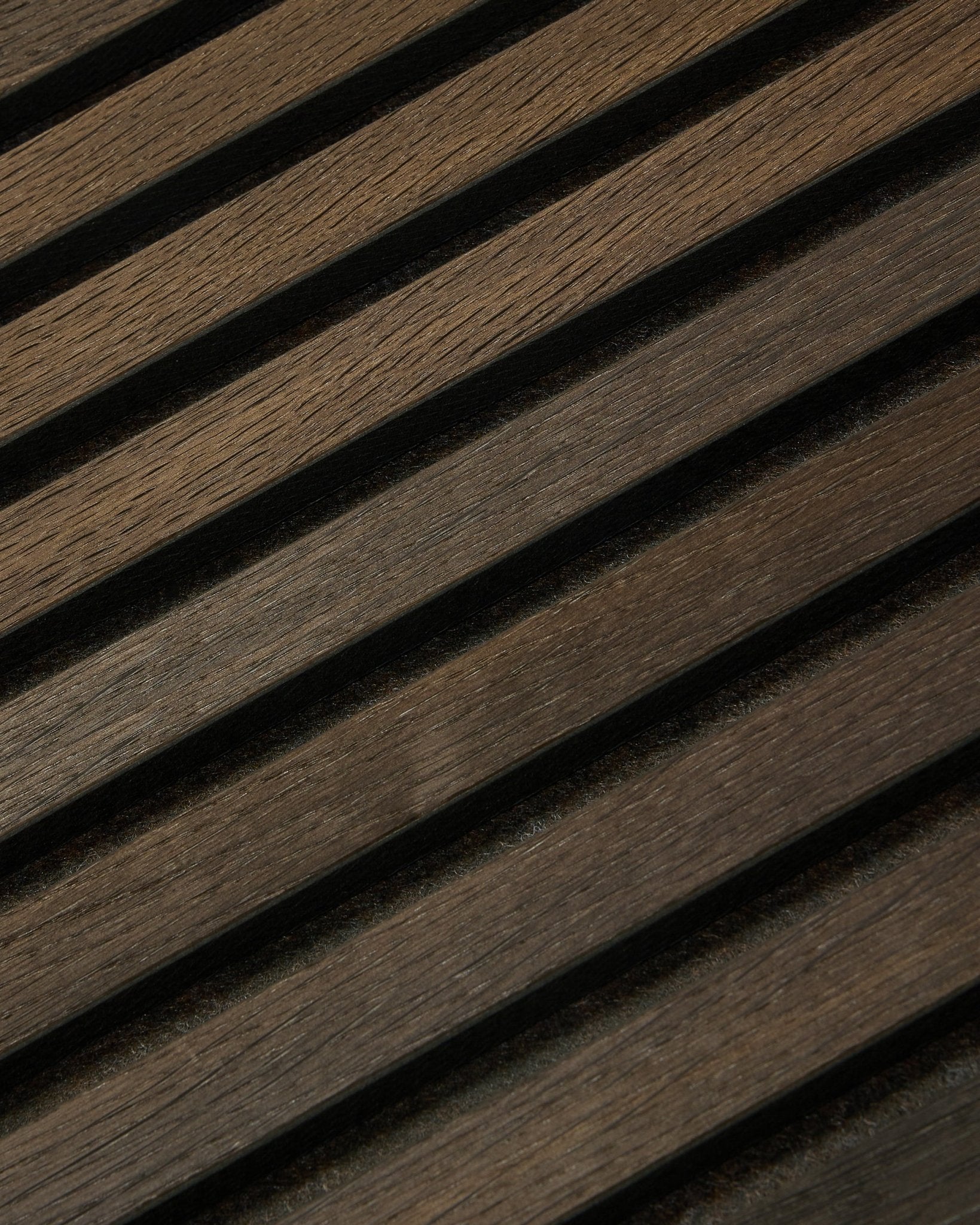 Primo piano di Tonal Akupanel Pannello acustico in Smoked Oak (240 x 60 cm) di WoodUpp, con doghe nordiche diagonali e materiche in stile scandinavo.