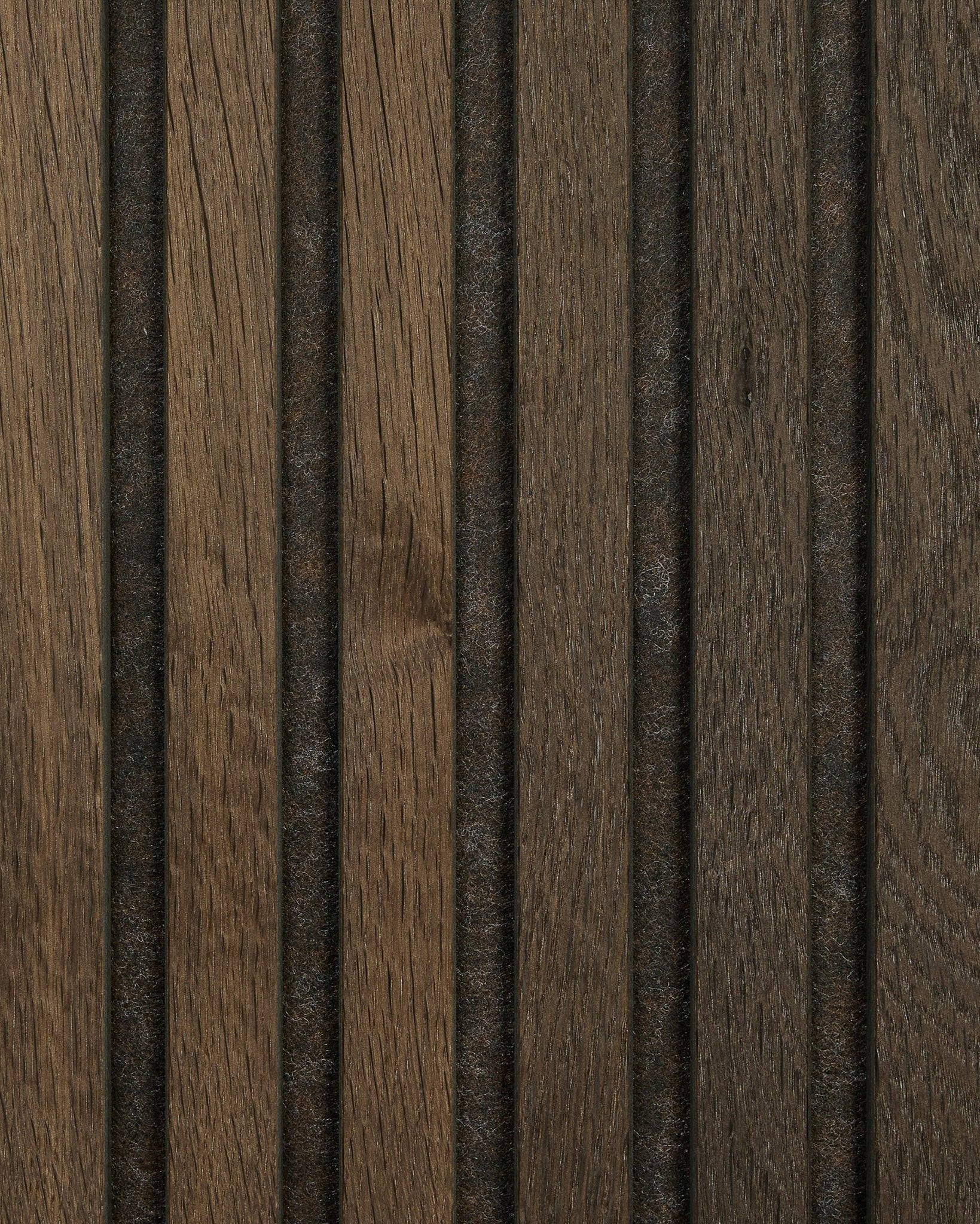 Primo piano del campione di pannello acustico in legno Akupanel in Smoked Oak di WoodUpp, con venatura naturale del brown, scanalature vertical e linee scure equidistanti.