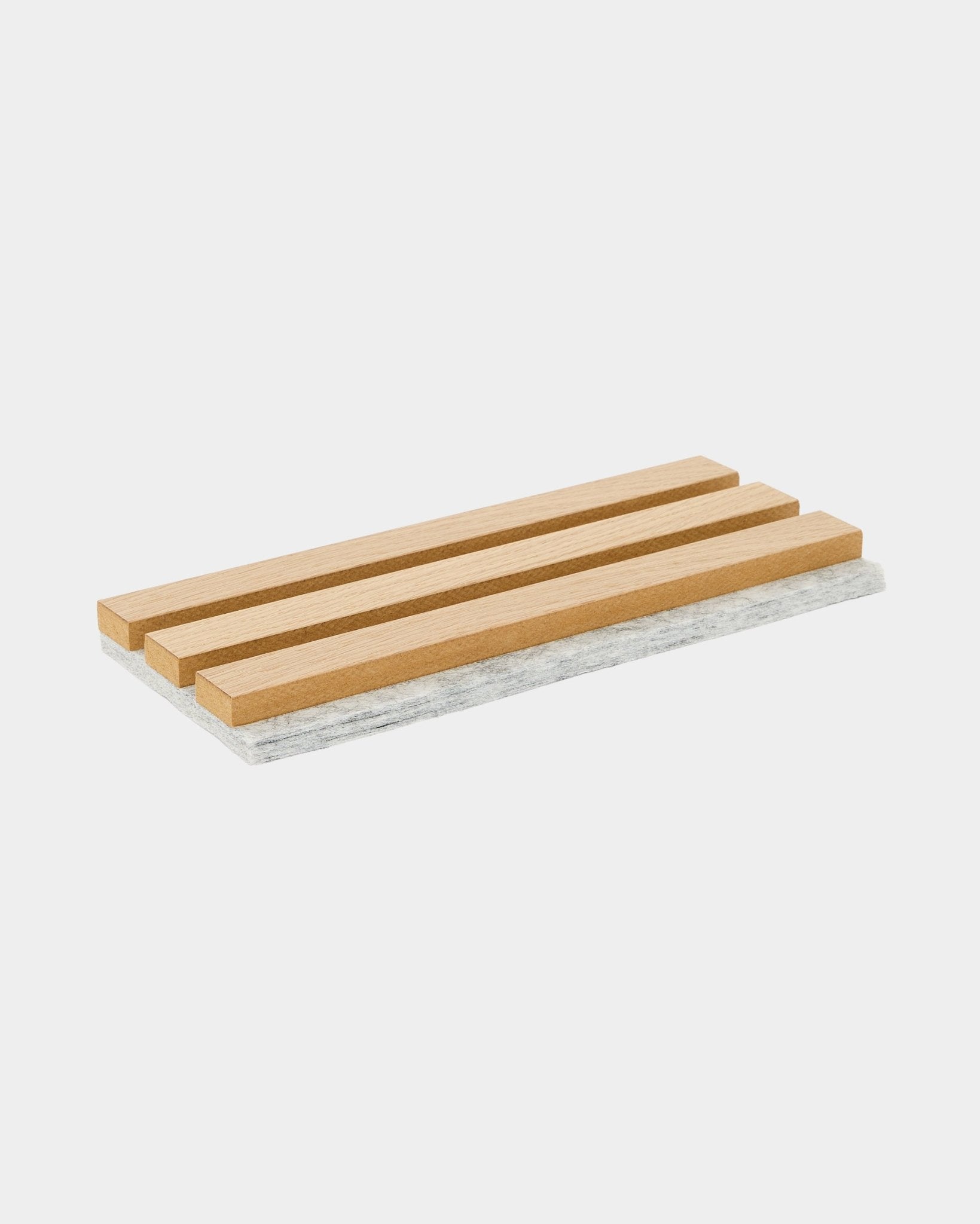 Sottopentola campione WoodUpp Akupanel con classiche doghe Rovere e retro in feltro grigio, pensato per proteggere le superfici e mostrare il materiale acustico nordico.