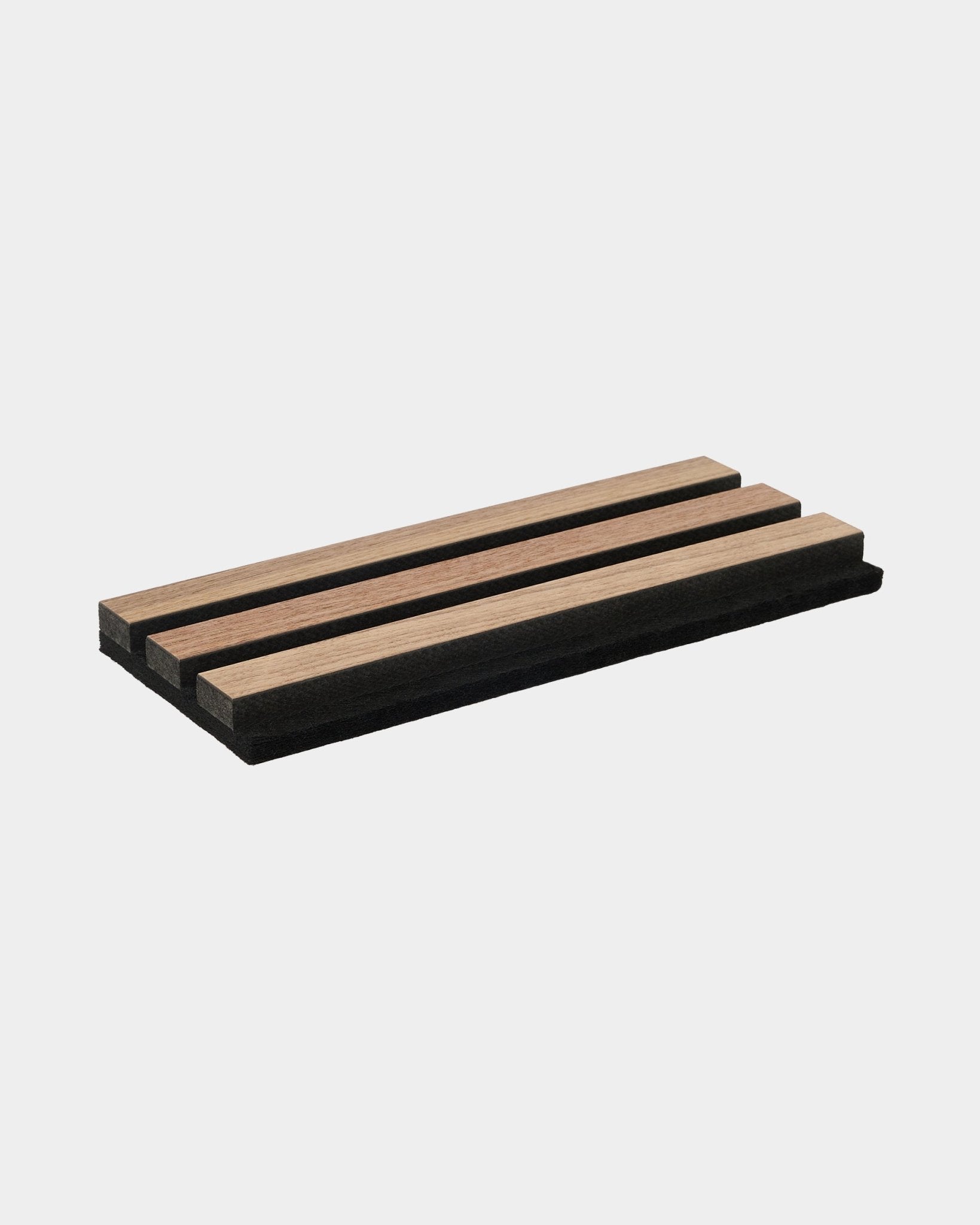 WoodUpp Original Sample in noce è un accessorio vassoio in legno dal design minimalista, con tre strisce luminose integrate e bordi black, progettato per l’uso da tavolo.