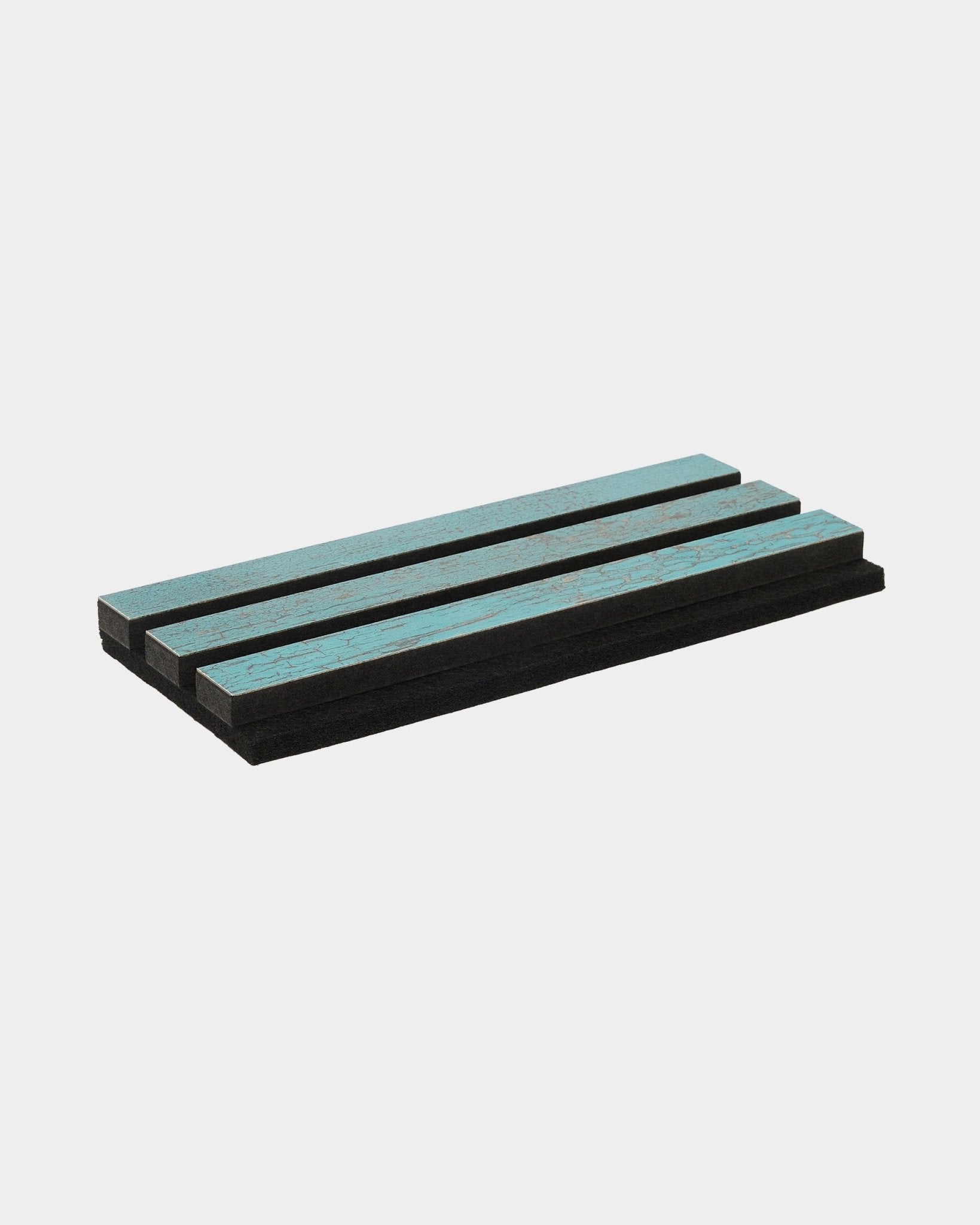 Tre pannelli in schiuma Rebel Blue Oxide di WoodUpp sono impilati in parallelo su una superficie bianca e pulita; progettati come accessori acustici per interni nordici.