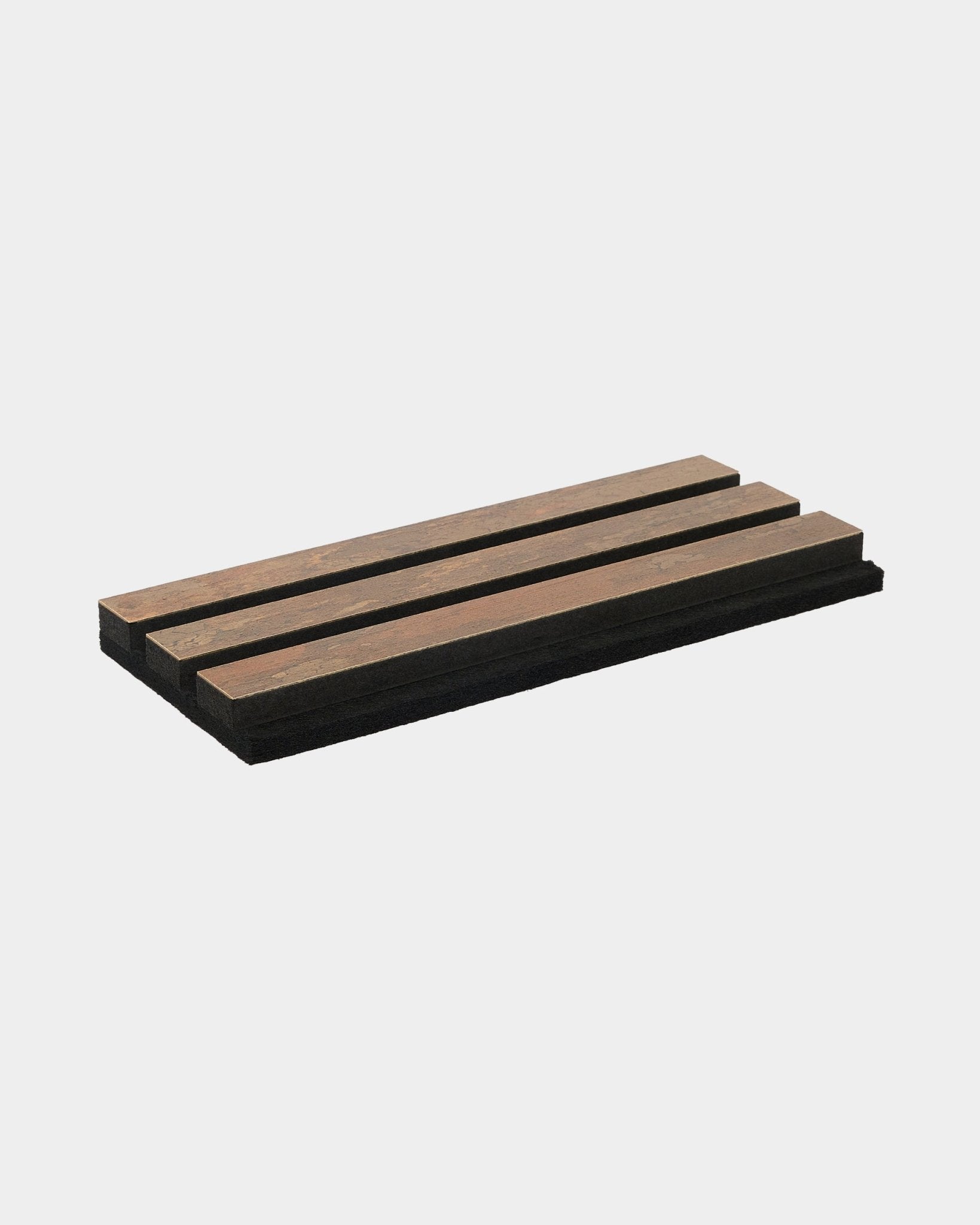 Campione di portasapone rettangolare in legno con tre listelli e base black, che mostra la finitura WoodUpp Rebel Copper Oxide e un design moderno e resistente.