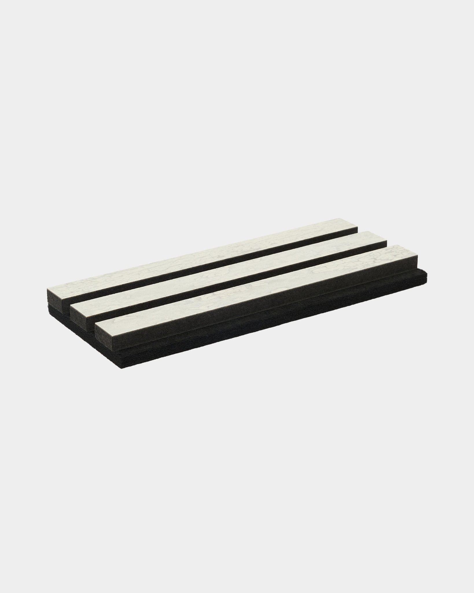 Il campione di tagliere Rebel di WoodUpp, mostrato nella finitura White Oxide con black e righe bianche, riflette l’estetica nordica minimalista del brand.
