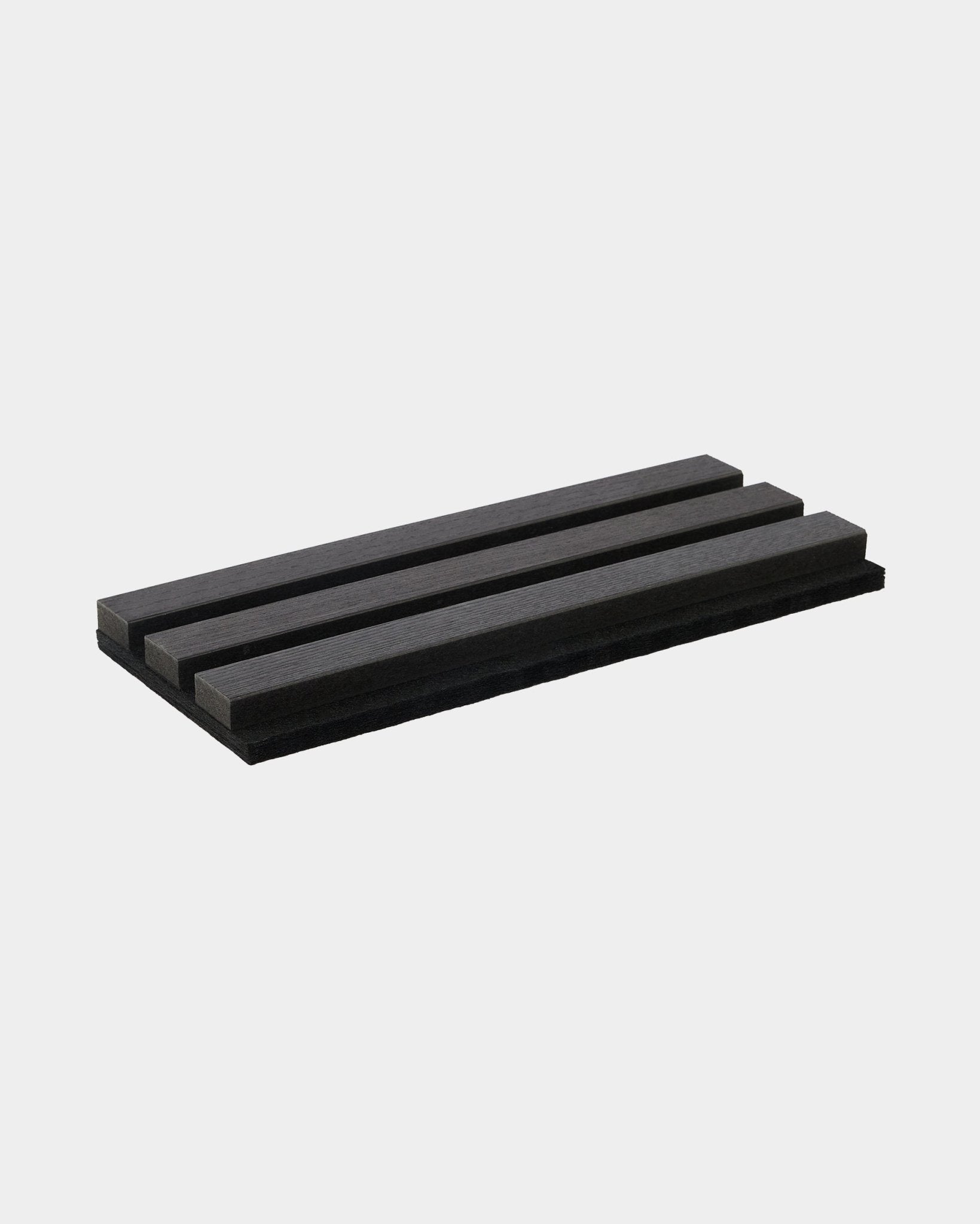 Campione WoodUpp Tonal in frassino Black, un vassoio accessorio black con tre scanalature inclinate, mostrato su uno sfondo bianco semplice.
