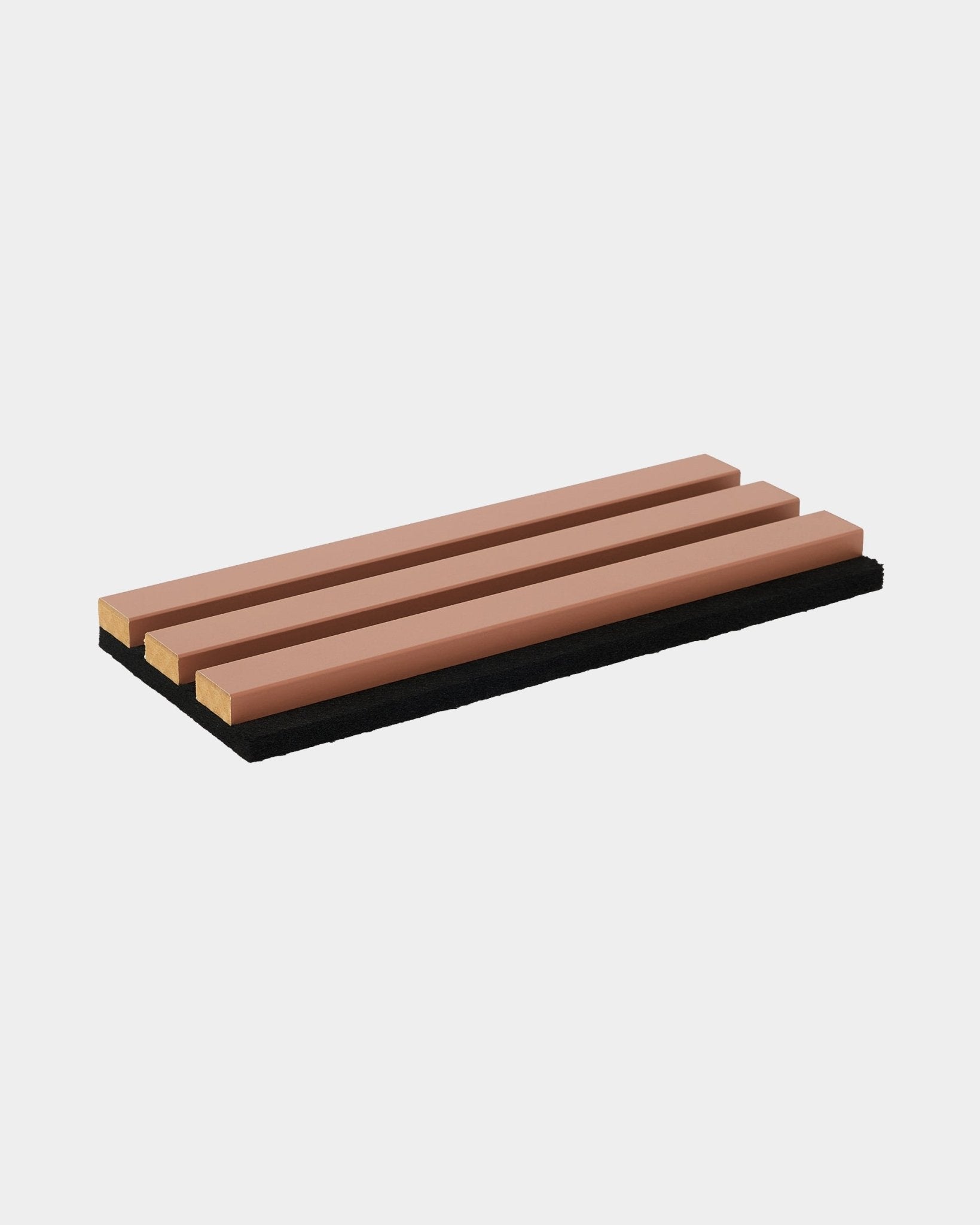 Il rack Hue | Sample / Clay di WoodUpp mostra tre doghe in legno brown su una base black, presentato su uno sfondo bianco. Accessorio acustico nordico in legno.