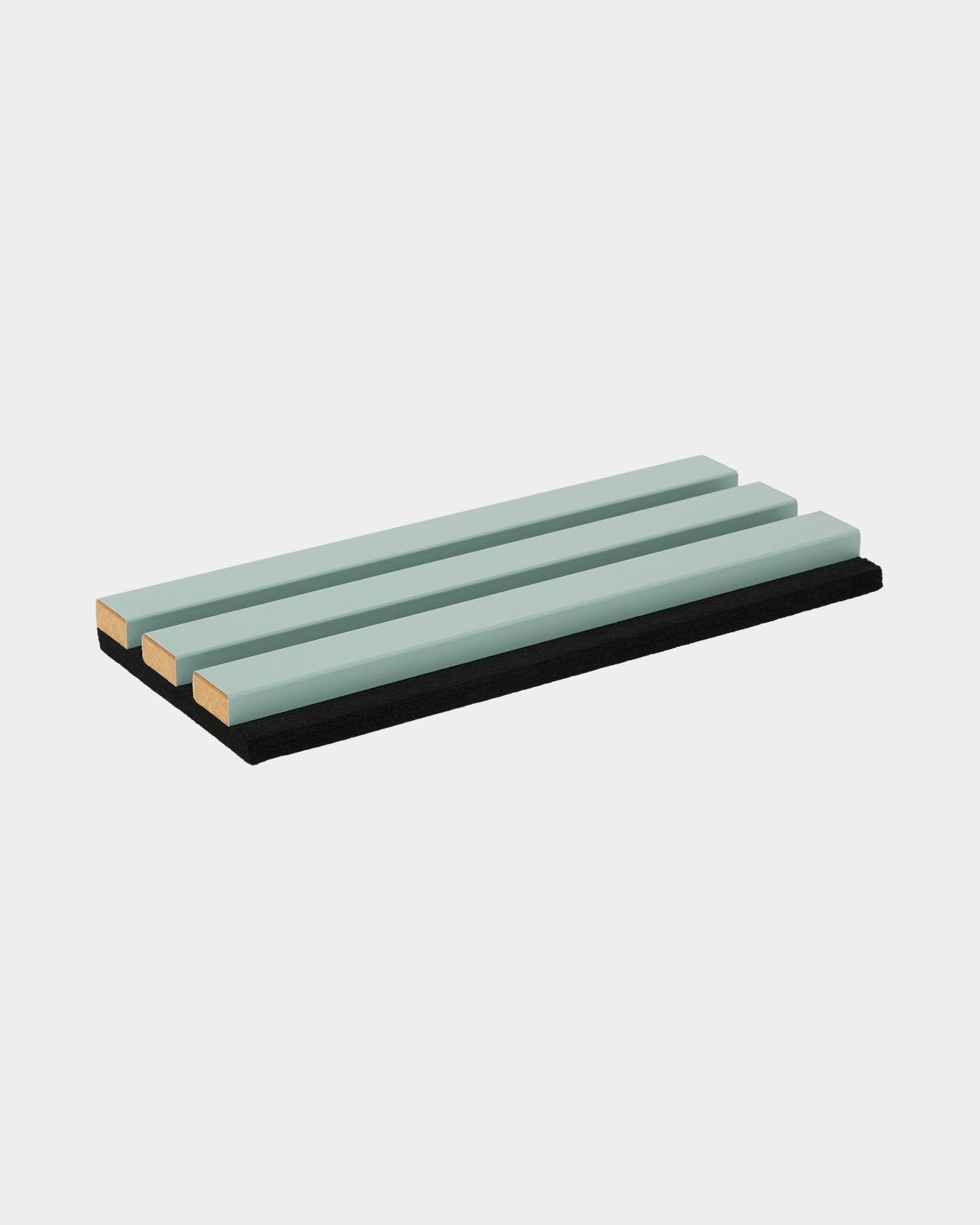Campione rettangolare WoodUpp Hue con doghe acustiche in legno verde chiaro sulla parte superiore e una superficie in feltro black, pensato per le collezioni nordiche Akupanel.