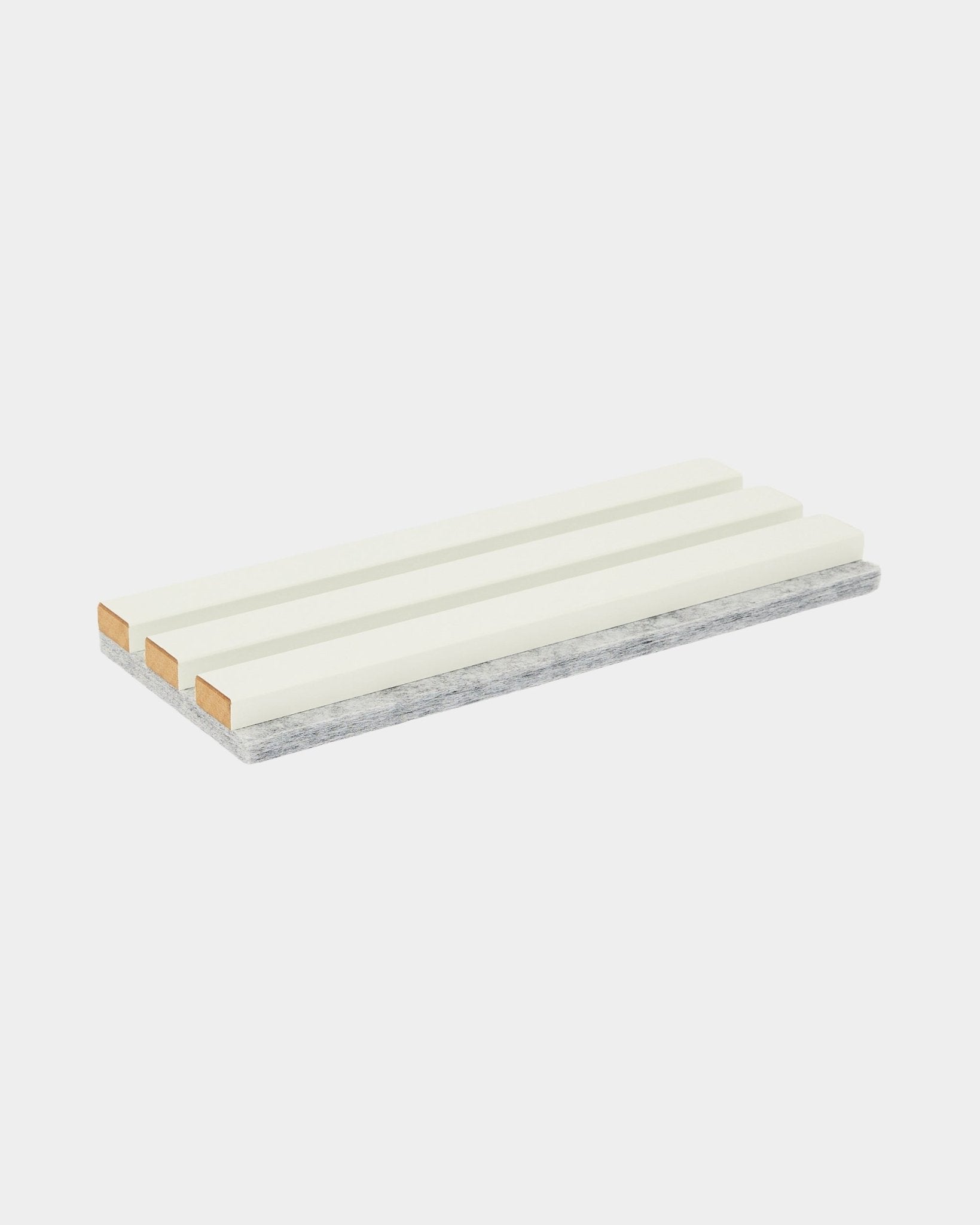 Hue Sample / Snow di WoodUpp è una spugna rettangolare per la pulizia, con tre strisce bianche e uno strato grigio abrasivo resistente, usata per la cura di Pannello acustico.