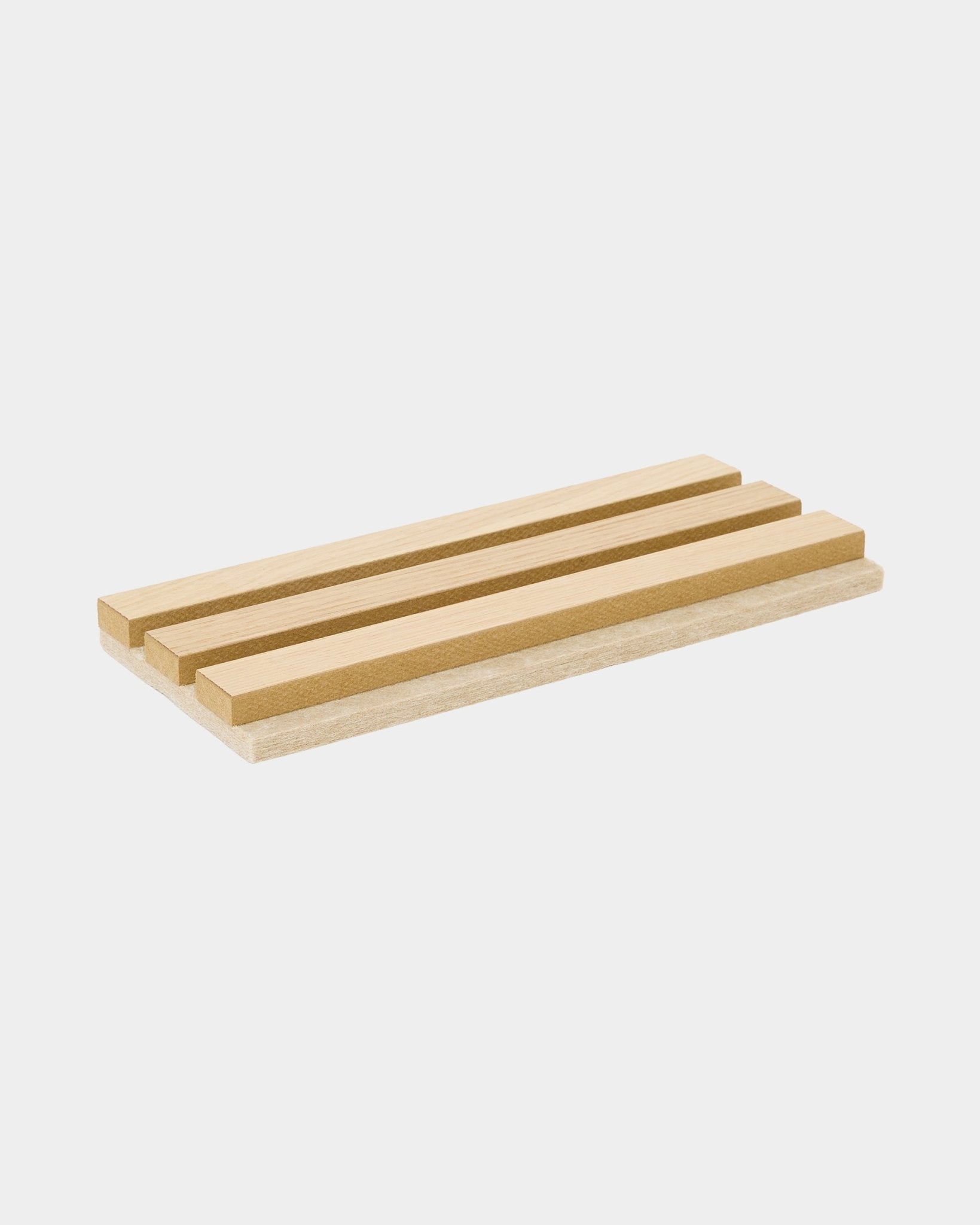 Campione WoodUpp Tonal in Classic Rovere con supporto in feltro beige, un Pannello acustico rettangolare con tre listelli in legno rialzati per organizzare la casa o mettere in mostra gli oggetti.