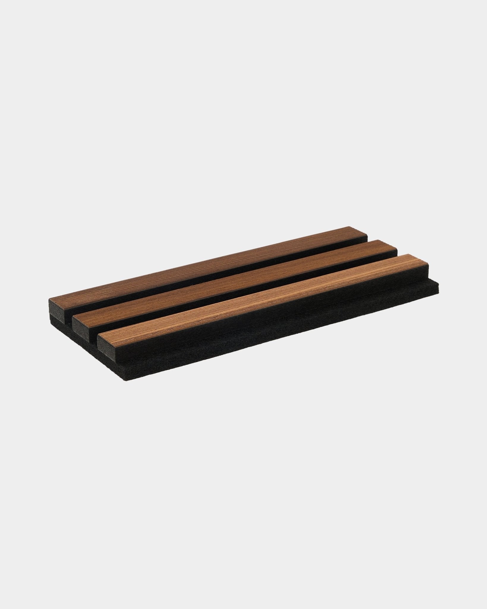 Portacoltelli WoodUpp Rustic termotrattato Larch con tre alloggiamenti per coltelli su una base black, realizzato per abbinarsi ai pannelli acustici in legno Nordic.
