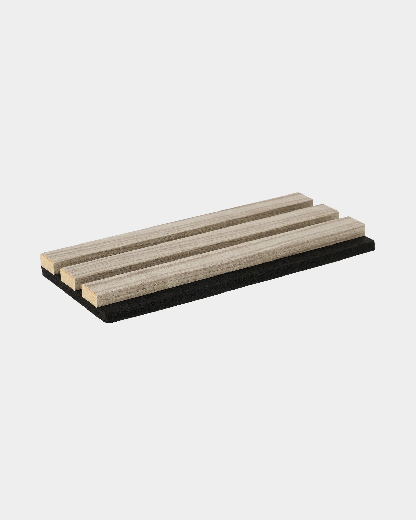 Campione di sottopentola WoodUpp Essential Weathered Rovere con tre doghe in Rovere su base black, pensato per proteggere le superfici della cucina e completare gli interni nordici.