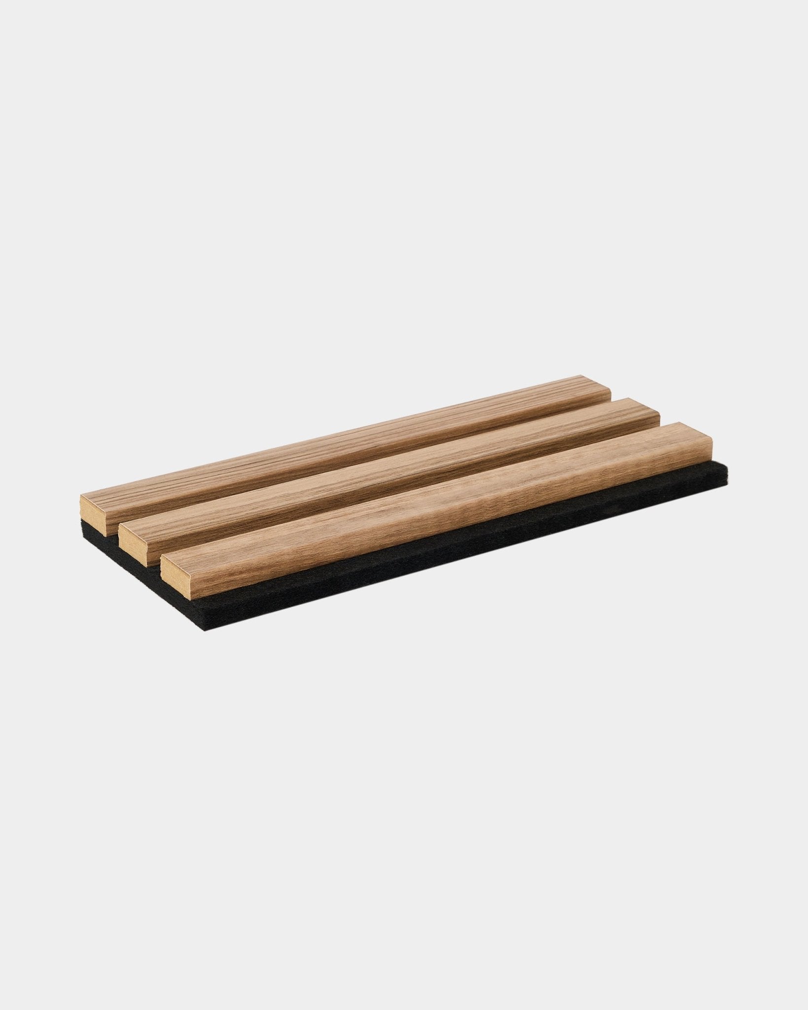 Sottopentola WoodUpp Essential in Noce Inglese, con tre listelli in legno paralleli su una base black; un accessorio essenziale per cucine moderne d’ispirazione nordica.