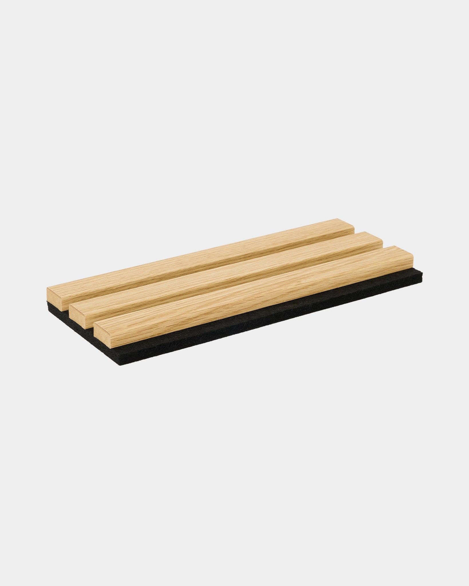 Campione WoodUpp Akupanel in Southern Rovere, con tre doghe in legno chiaro su una base acustica black, dal design nordico minimalista.
