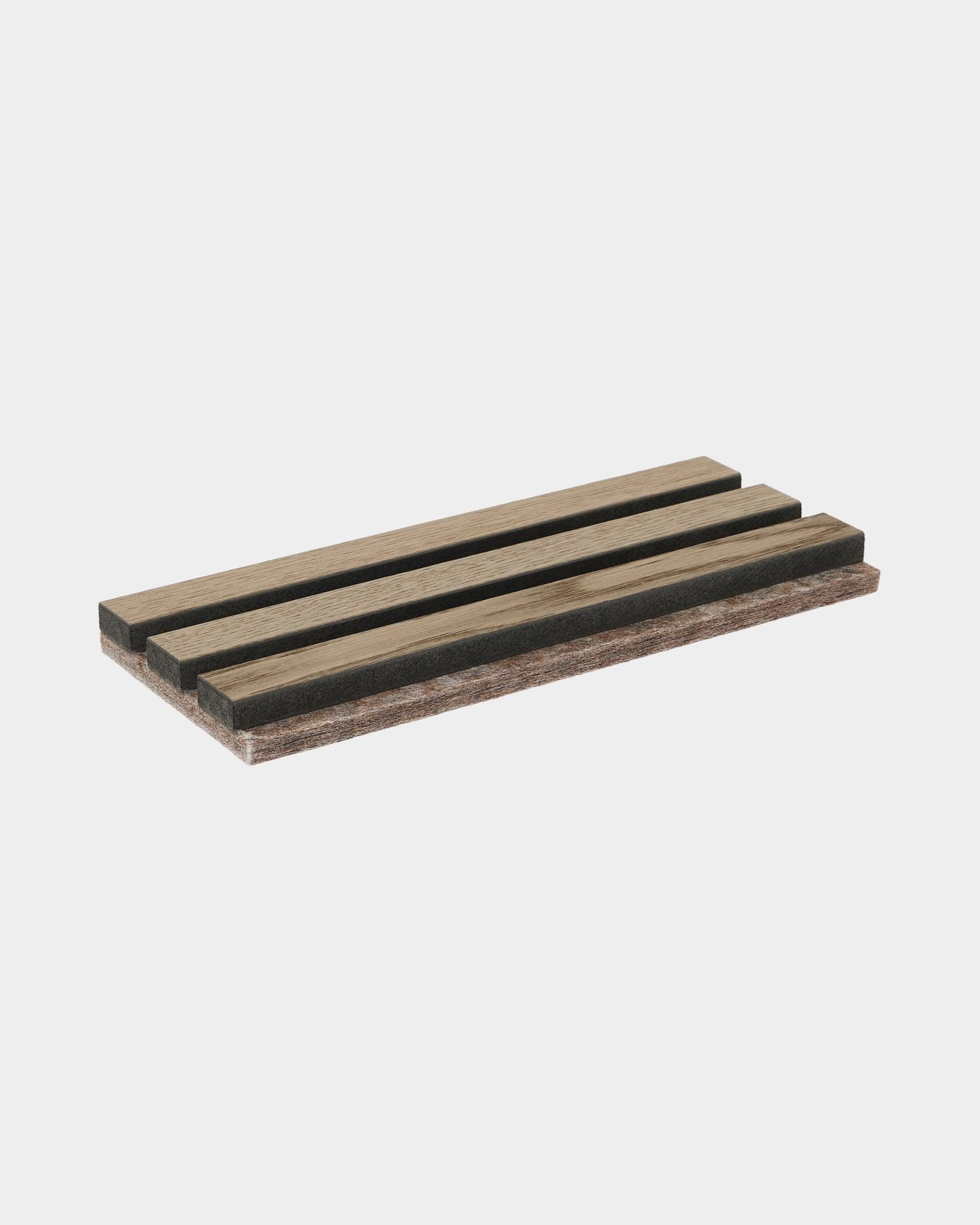 Campione WoodUpp Tonal in Grey Oak, un portasapone realizzato con listelli di bambù, con fessure aperte per il drenaggio e tonalità di legno chiare e scure alternate.