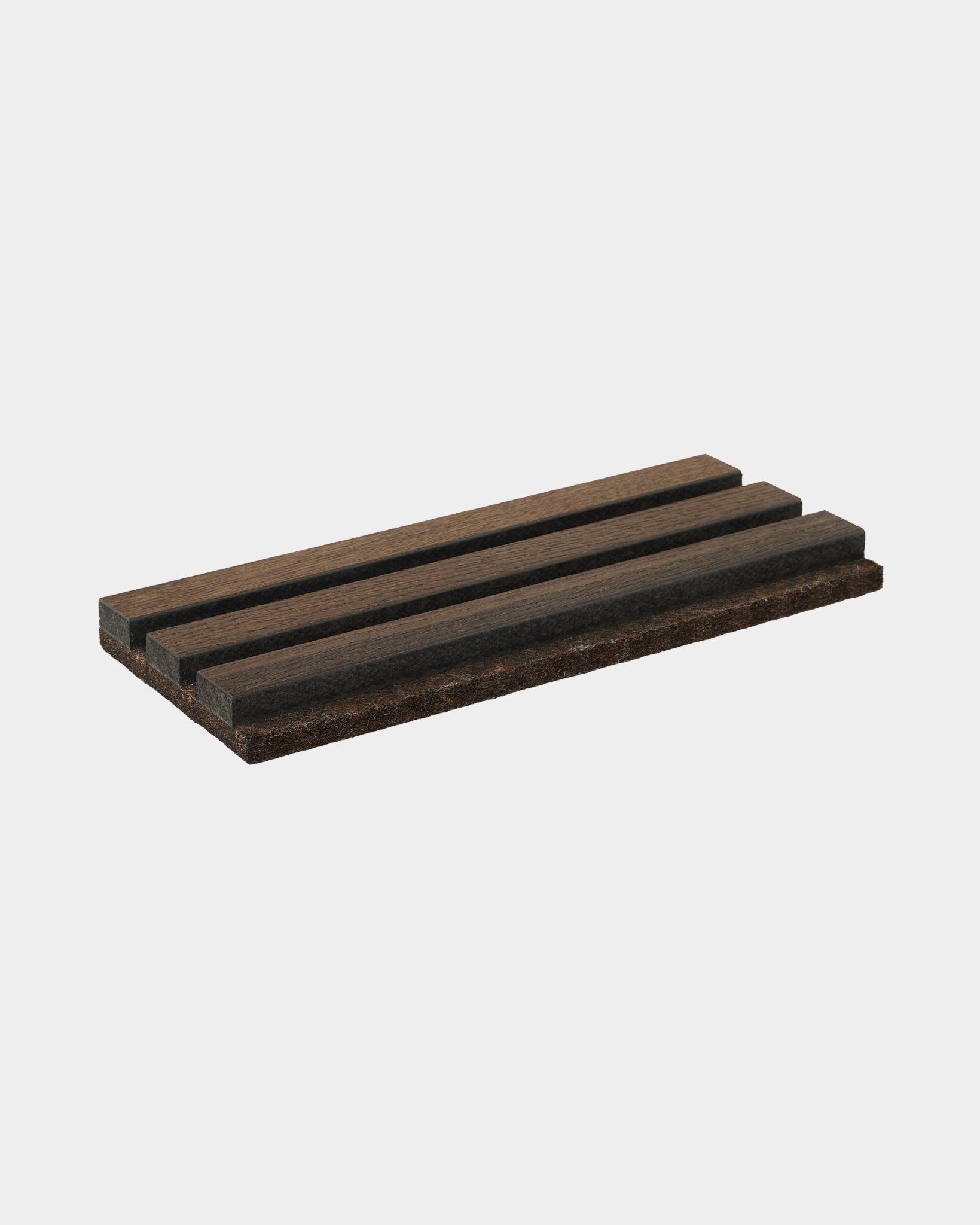 Portasapone Tonal WoodUpp in smoked oak, realizzato in natural wood, con tre scanalature parallele; un accessorio pensato per completare le collezioni Akupanel.