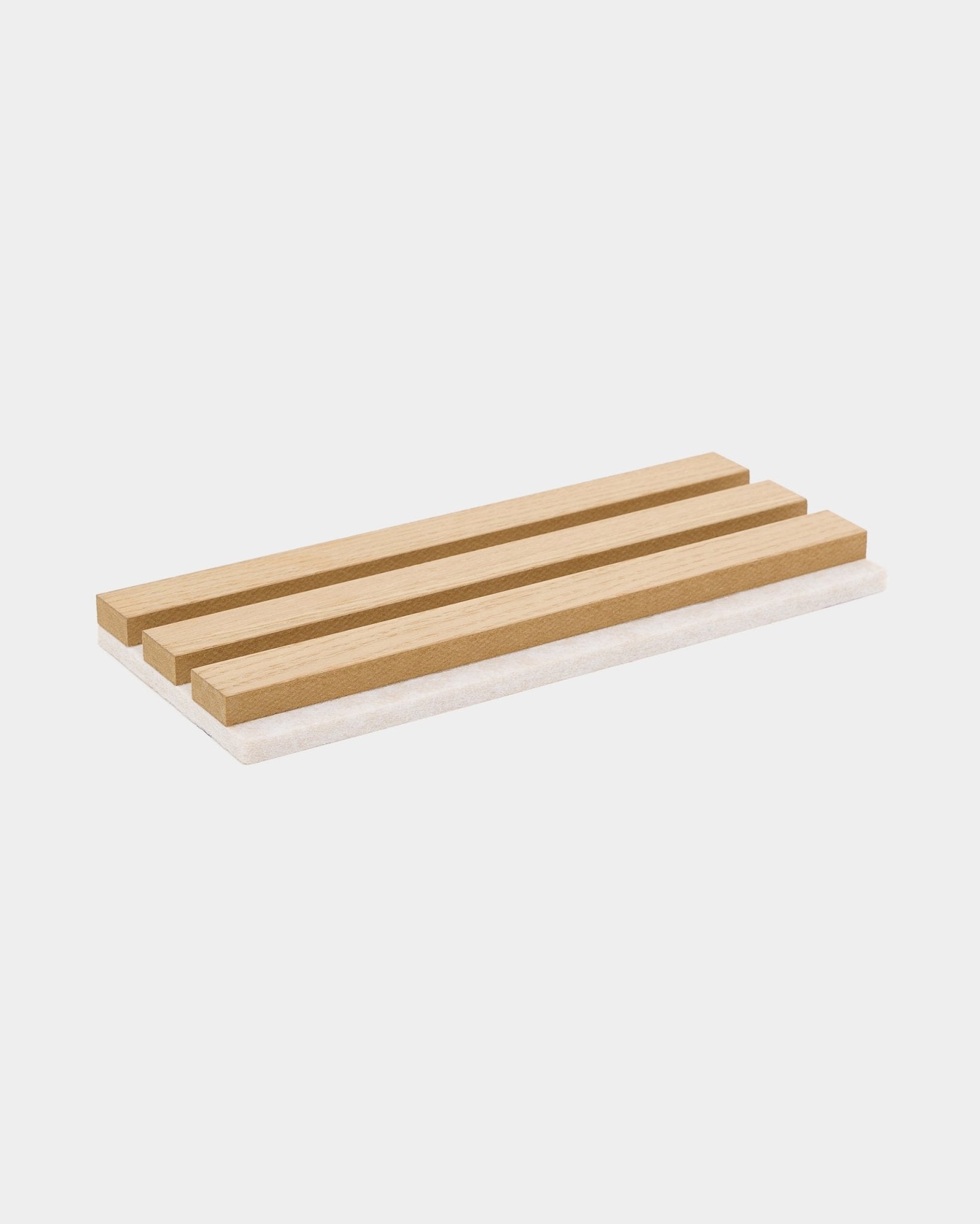 Portasapone rettangolare in legno con tre listelli, pensato per completare i campioni WoodUpp Akupanel in Natural Wood o Classic Rovere con feltro chiaro beige.