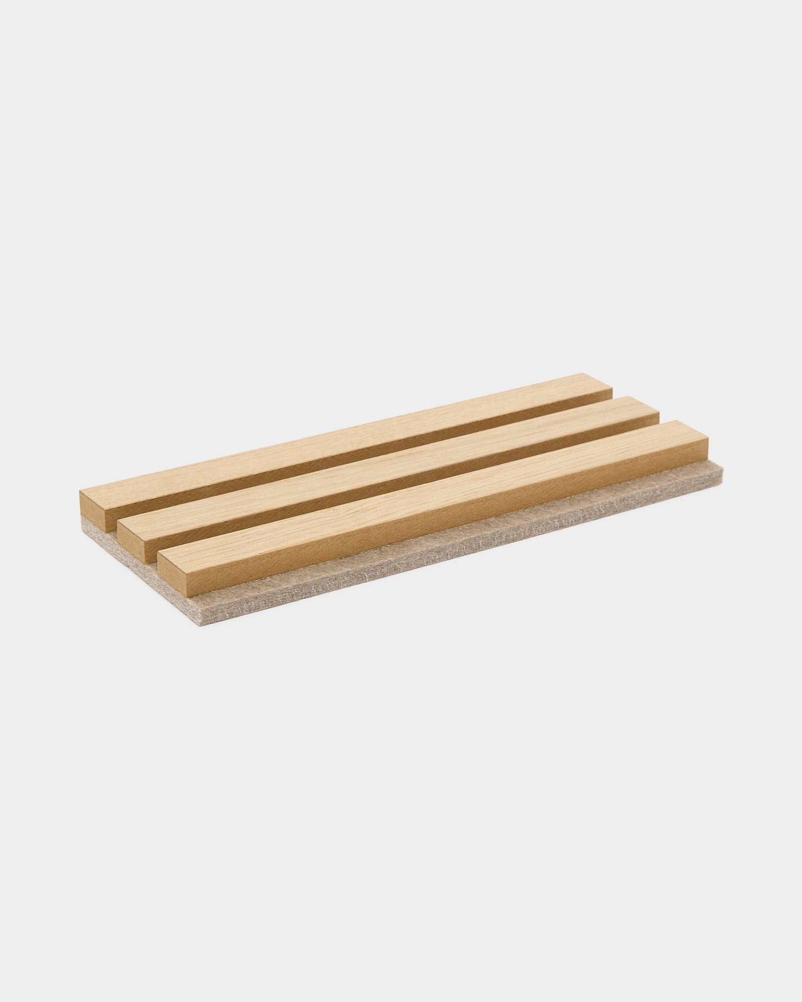 Campioni colore WoodUpp: portasapone rettangolare in legno con tre listelli rialzati su una base chiara, progettato per mantenere asciutto il sapone solido.