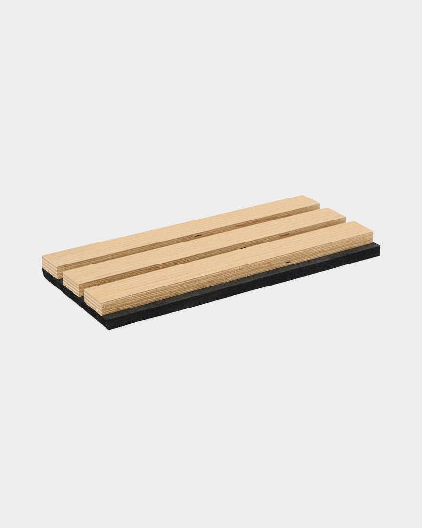 Tre pannelli acustici WoodUpp Akupanel paralleli in Natural Oak, classificazione al fuoco B,s1-d0, montati su una base black, mostrati su sfondo bianco.
