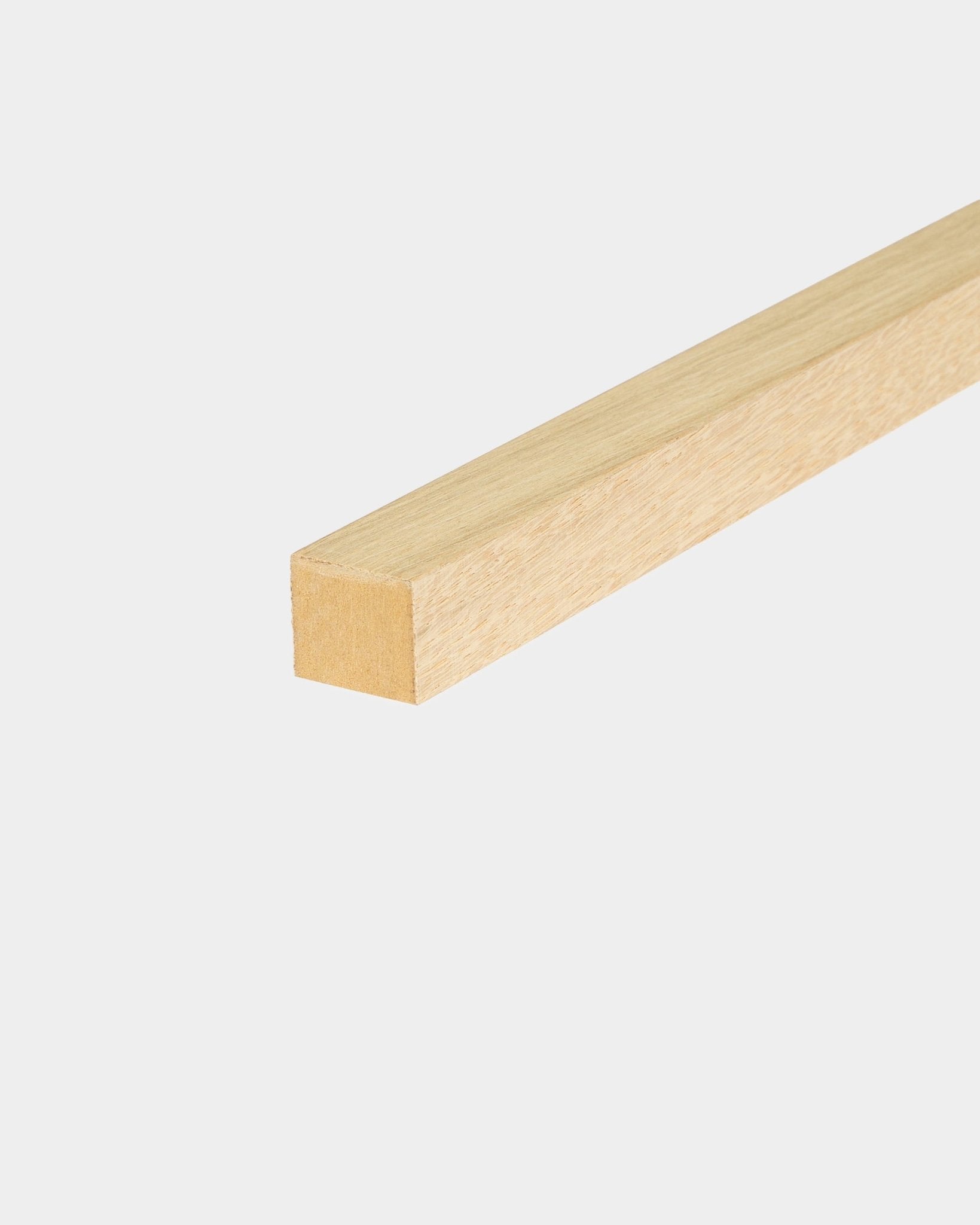 Lamella terminale WoodUpp in Classic Rovere, spessore 2,2 cm, progettata per l’installazione Akupanel Pannello acustico o su telai in MDF, mostrata su uno sfondo bianco semplice.
