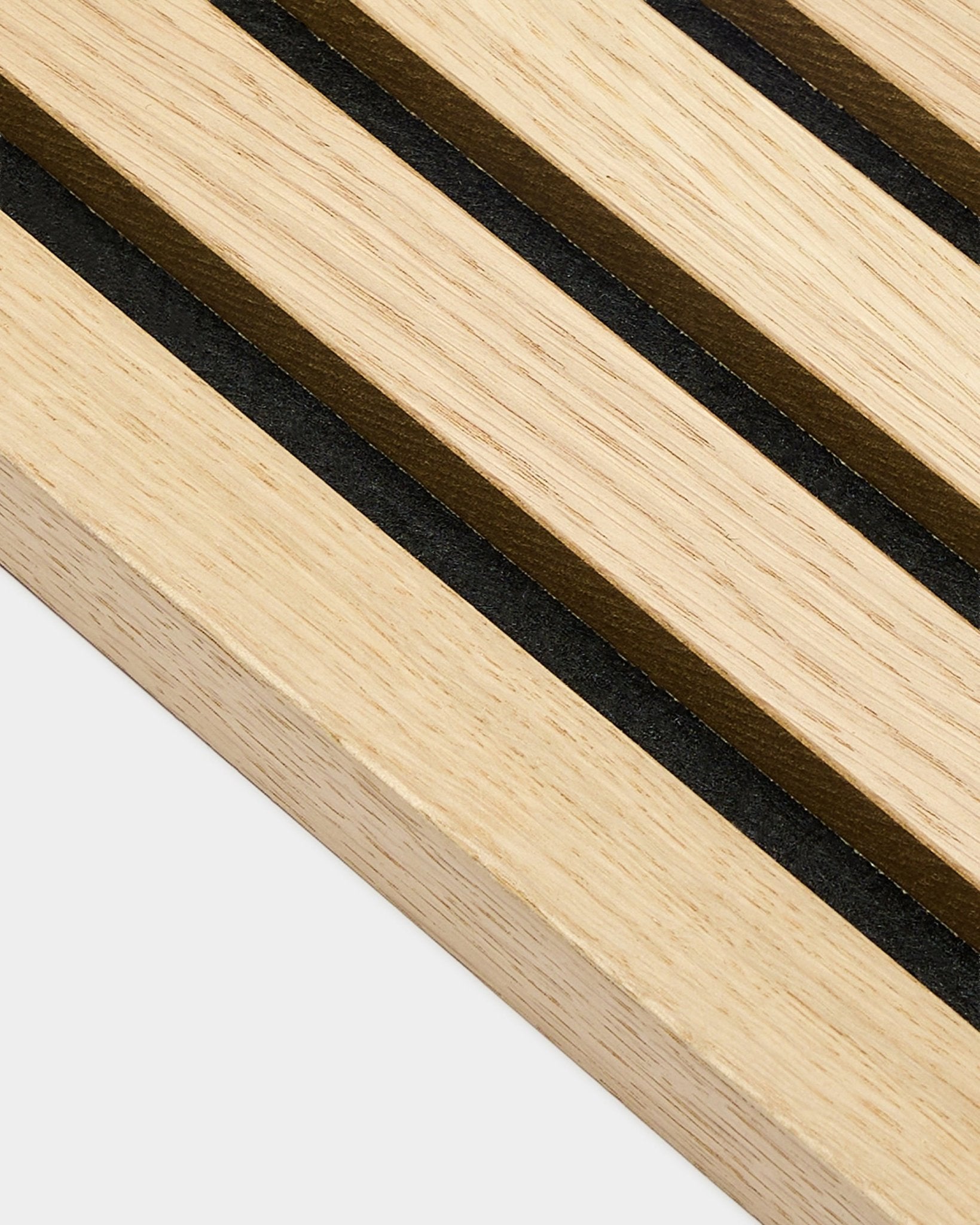Primo piano della lamella terminale WoodUpp Akupanel Classic Rovere, spessore 2,2 cm, con strisce parallele black e brown, tipiche dei pannelli acustici nordici.