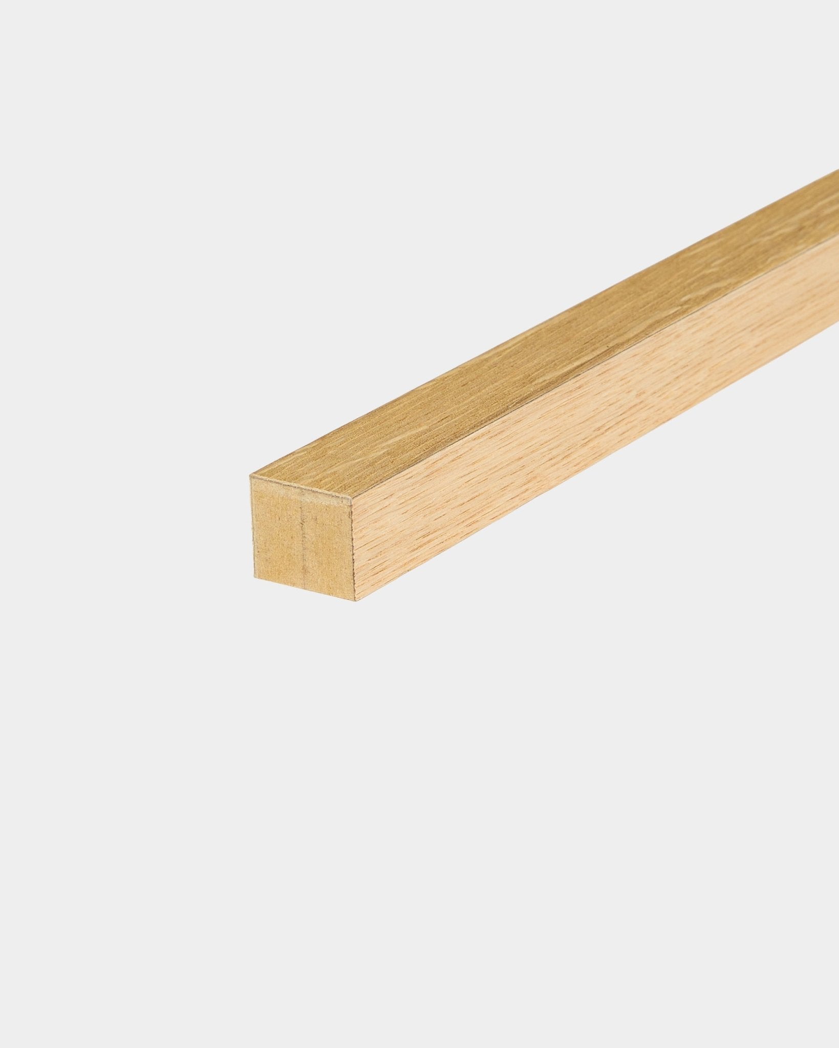 Lamella terminale WoodUpp in natural oak rustico, 2,2 cm, progettata per l’installazione su telaio Akupanel Pannello acustico o in MDF, mostrata su uno sfondo bianco semplice.
