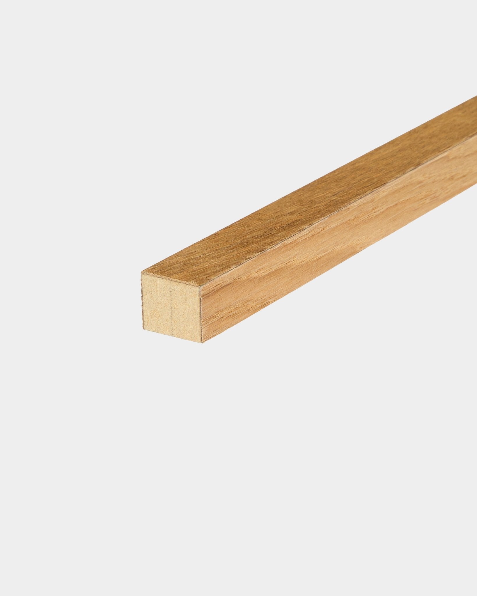 Lamella terminale WoodUpp in Rustic Brown Rovere (2,2 cm), usata come bordo di finitura per i pannelli acustici Akupanel o per costruire una cornice in MDF per l’installazione del pannello.