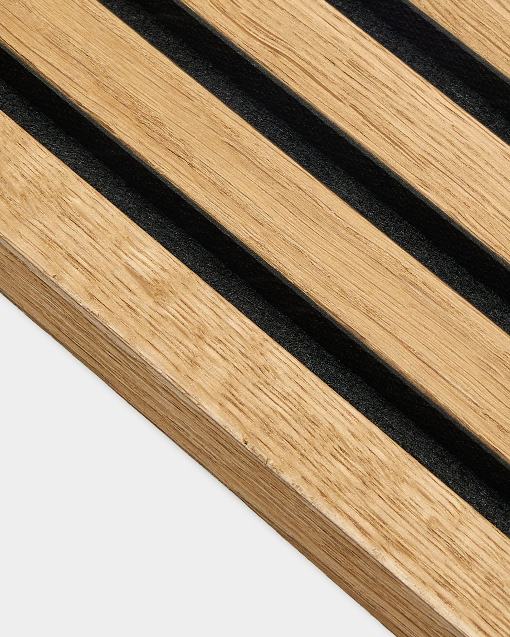 Primo piano del pannello Lamella terminale WoodUpp in Rustic Brown Rovere (2,2 cm), progettato per installazioni acustiche Akupanel con doghe equidistanti su una parete chiara.