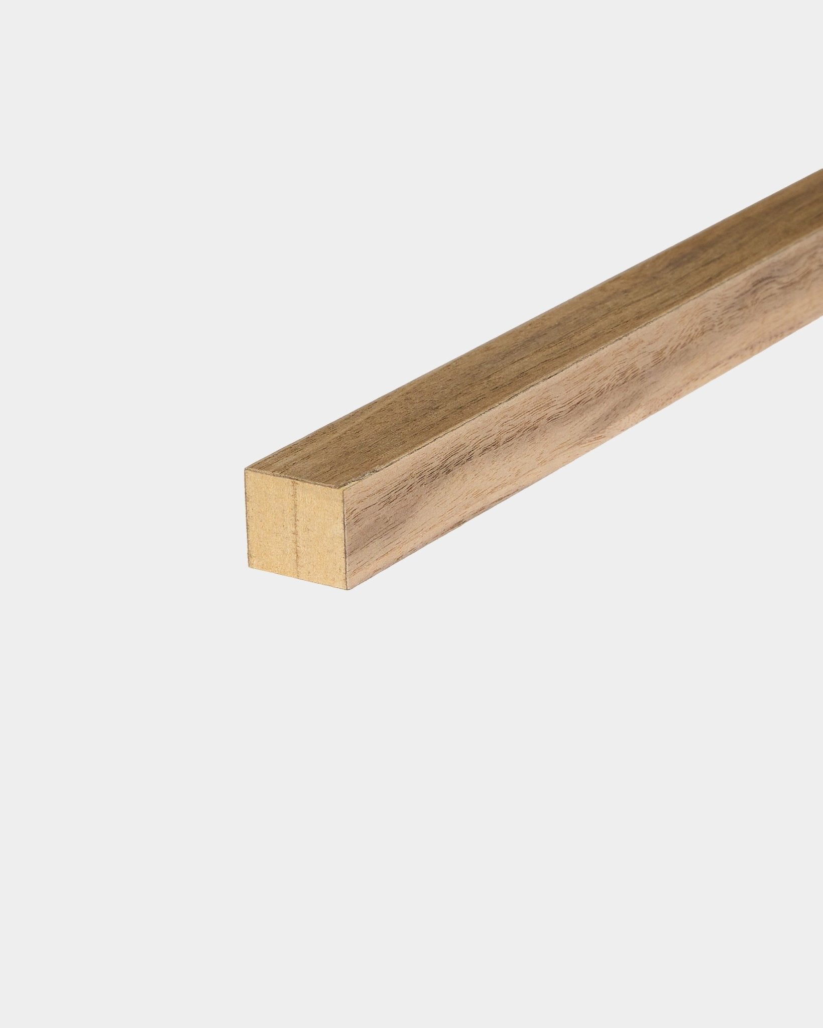 WoodUpp End Lamella in noce, asta in legno dal diametro di 2,2 cm con finitura liscia, da usare con pareti Pannello acustico o installazioni con telaio in MDF.