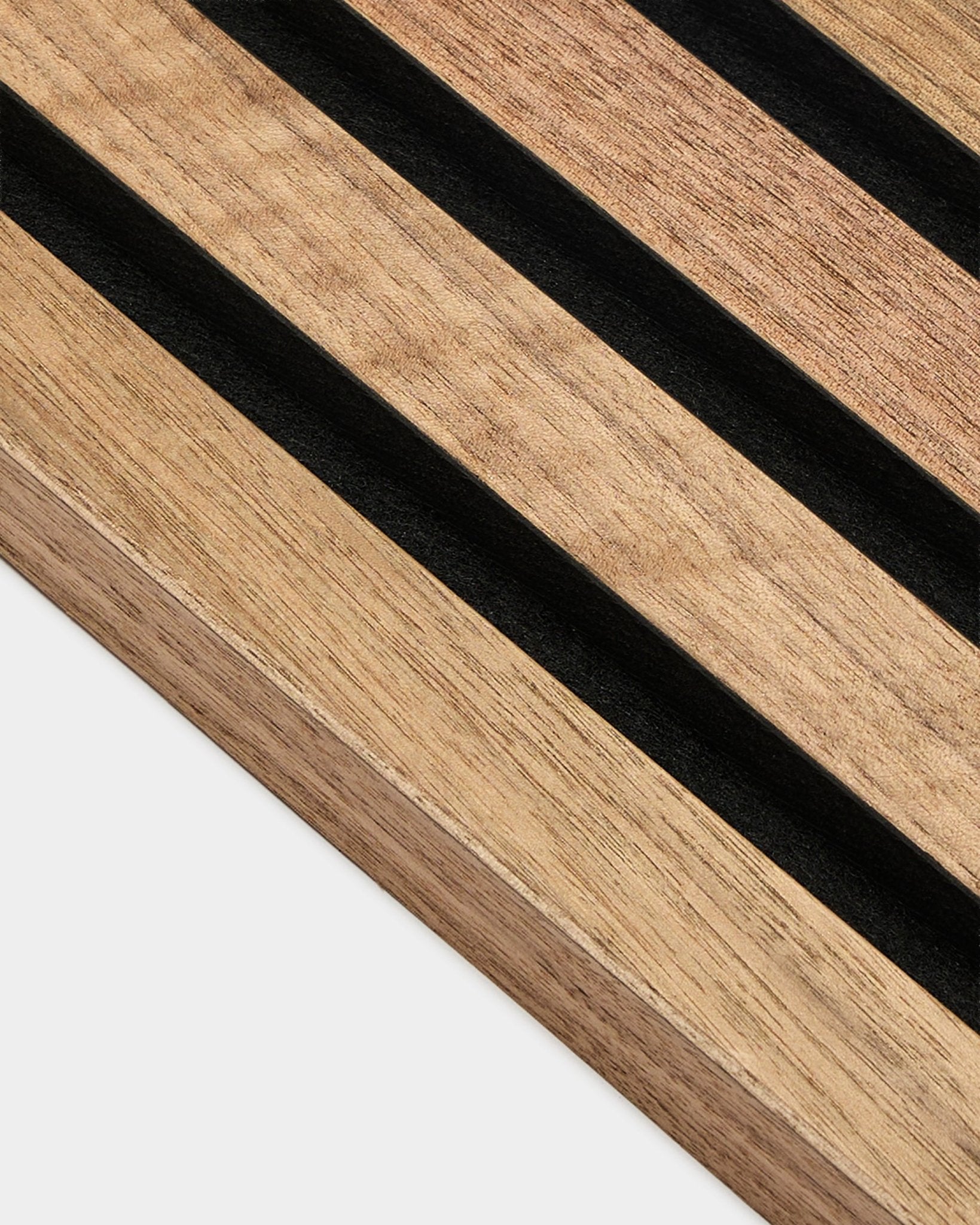 Primo piano di WoodUpp Akupanel End Lamella in noce, 2,2 cm Pannello acustico, con strisce black parallele e venatura del noce visibile su sfondo bianco.