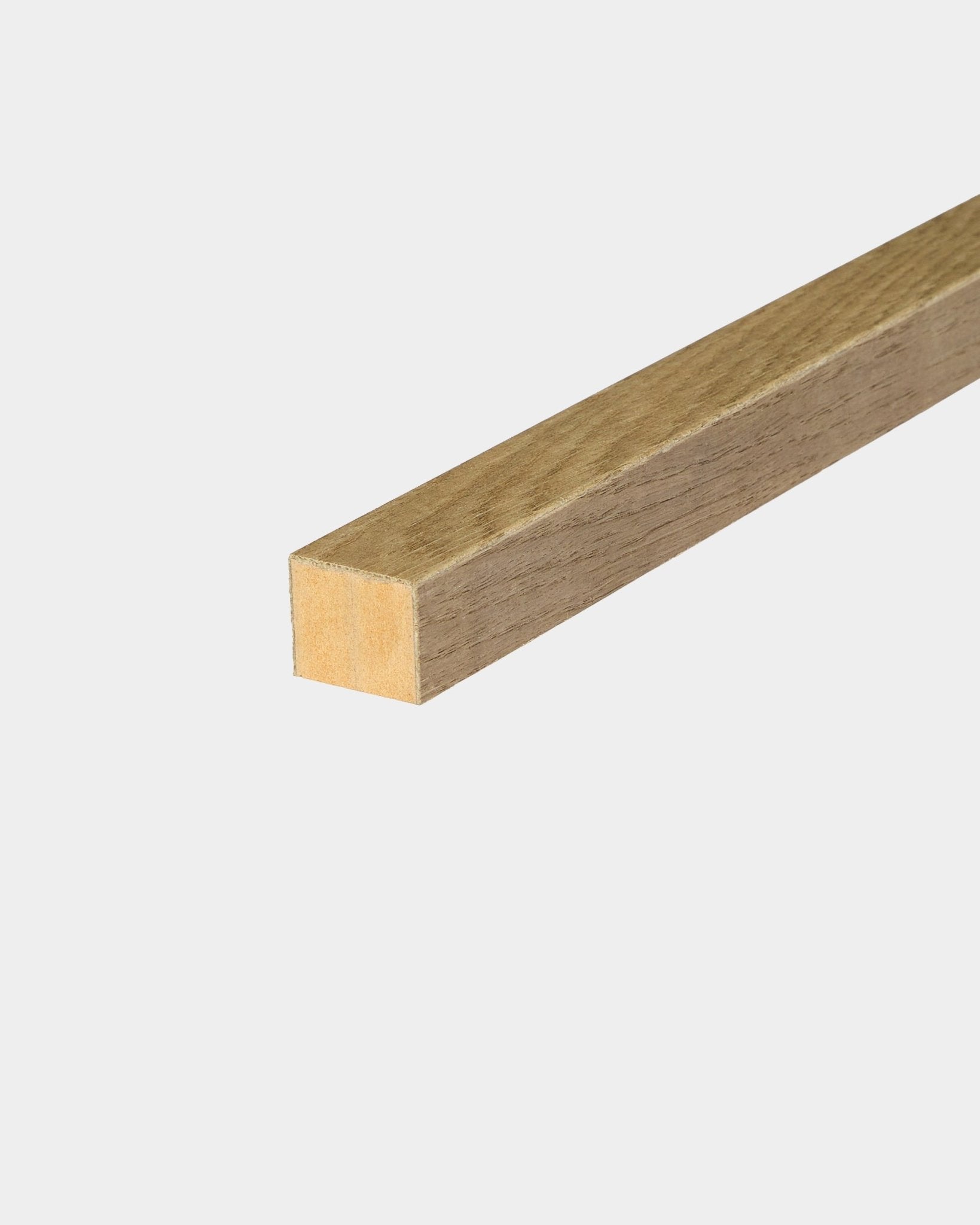 Lamella terminale WoodUpp in Rustic Grey Oak, larga 2,2 cm, angolata su sfondo bianco; progettata come accessorio per installazioni con Akupanel Pannello acustico o pannelli in MDF.