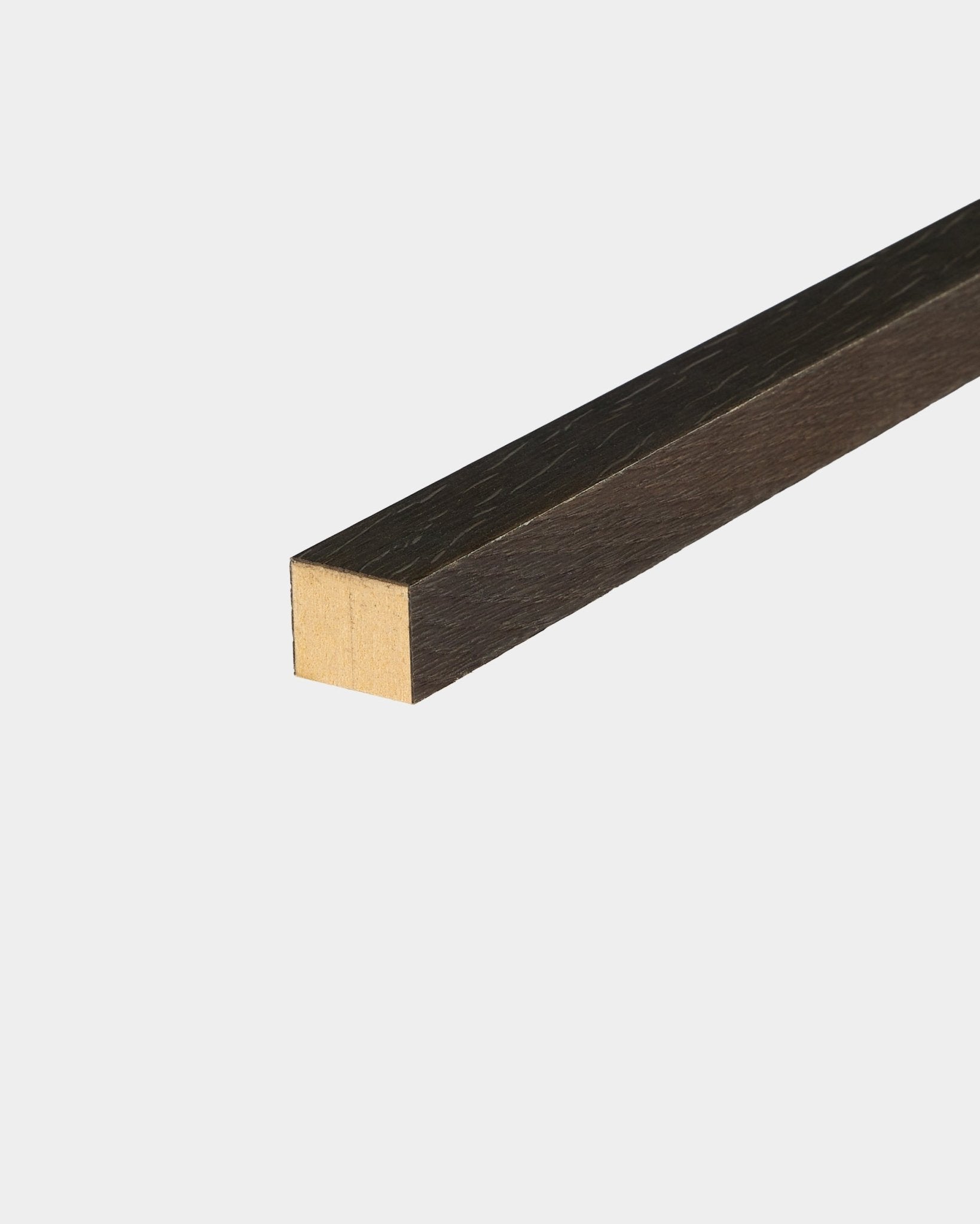 Lamella terminale WoodUpp in Rustic Smoked Oak, spessore 2,2 cm, progettata per l’installazione Akupanel Pannello acustico o per incorniciare pareti con pannelli in MDF.