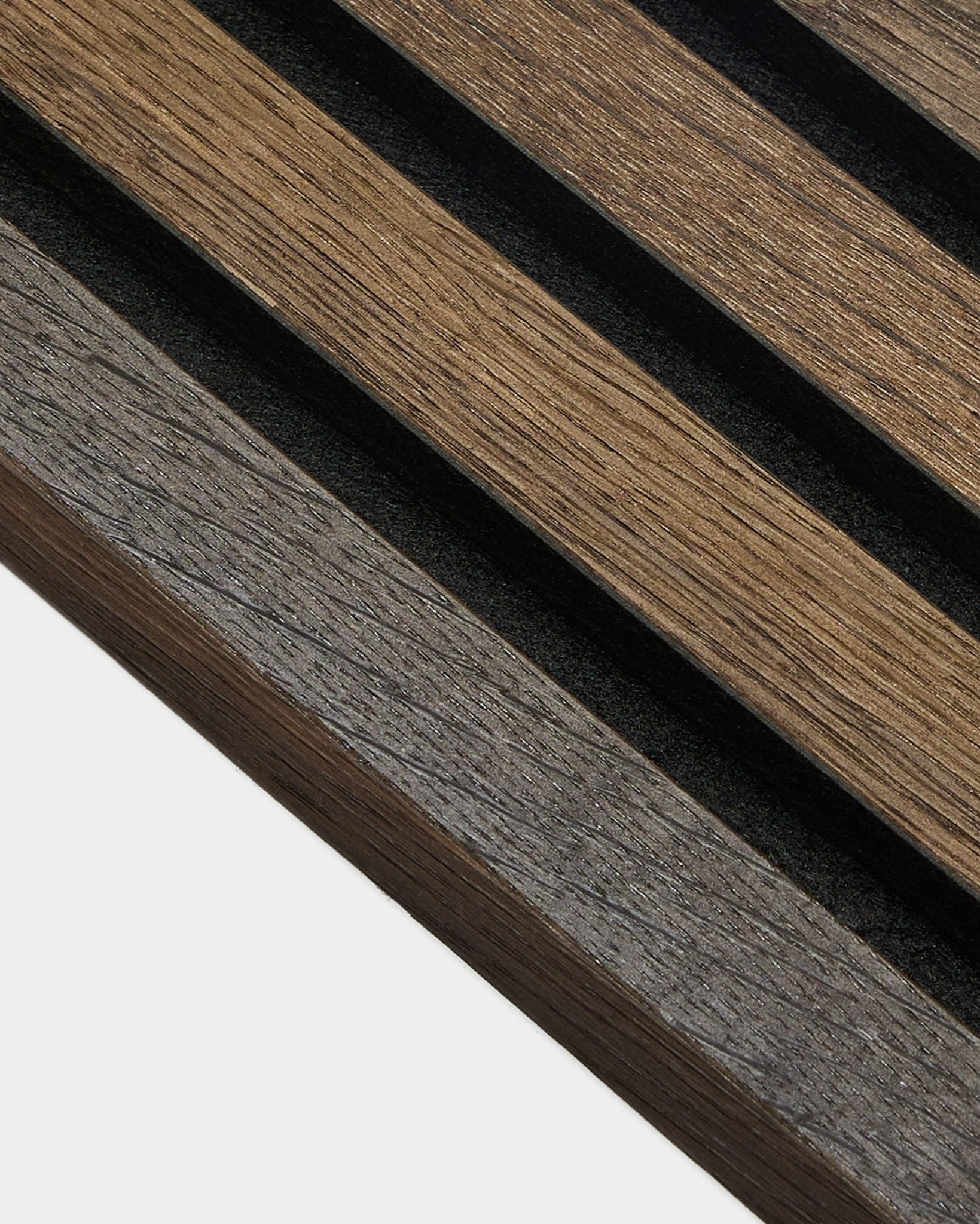 Primo piano della lamella terminale WoodUpp da 2,2 cm in rustic smoked oak, che mette in risalto la texture della venatura, adatta per l’installazione Akupanel Pannello acustico.
